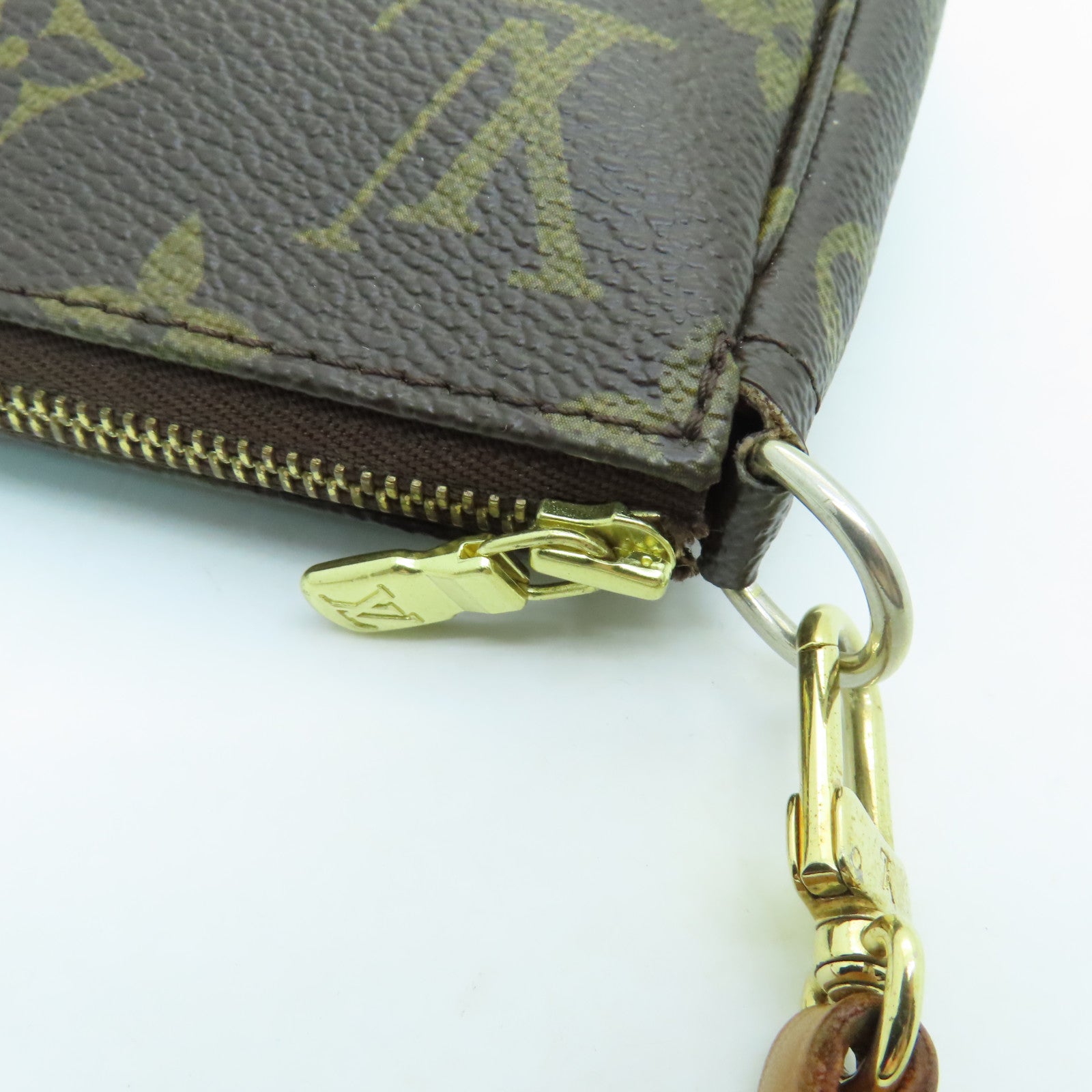 LOUIS VUITTON Monogram Pochette Accessories金扣手挽袋啡色