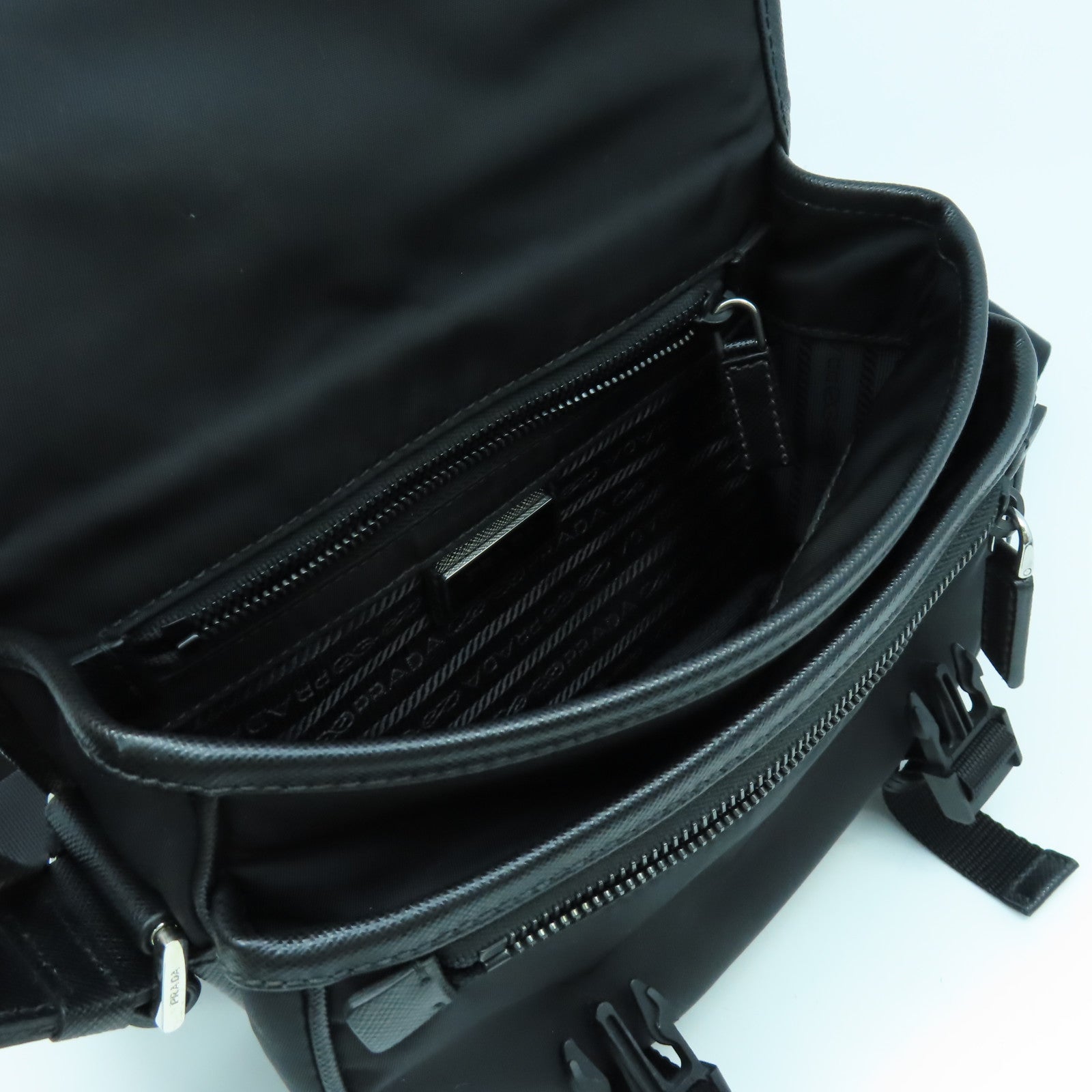 PRADA 尼龍Shoulder Bag銀扣肩背袋黑色