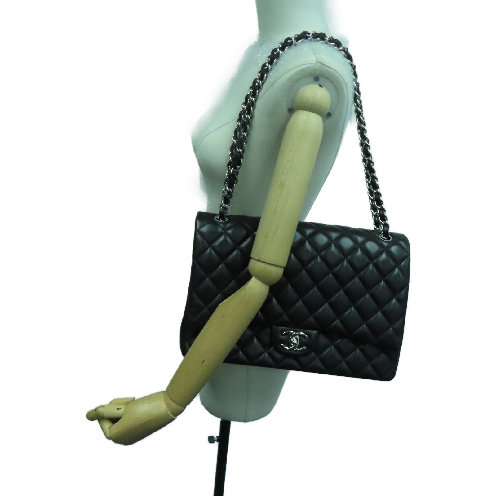 CHANEL 菱格羊皮皮革Classic Maxi Jumbo銀扣肩背袋黑色