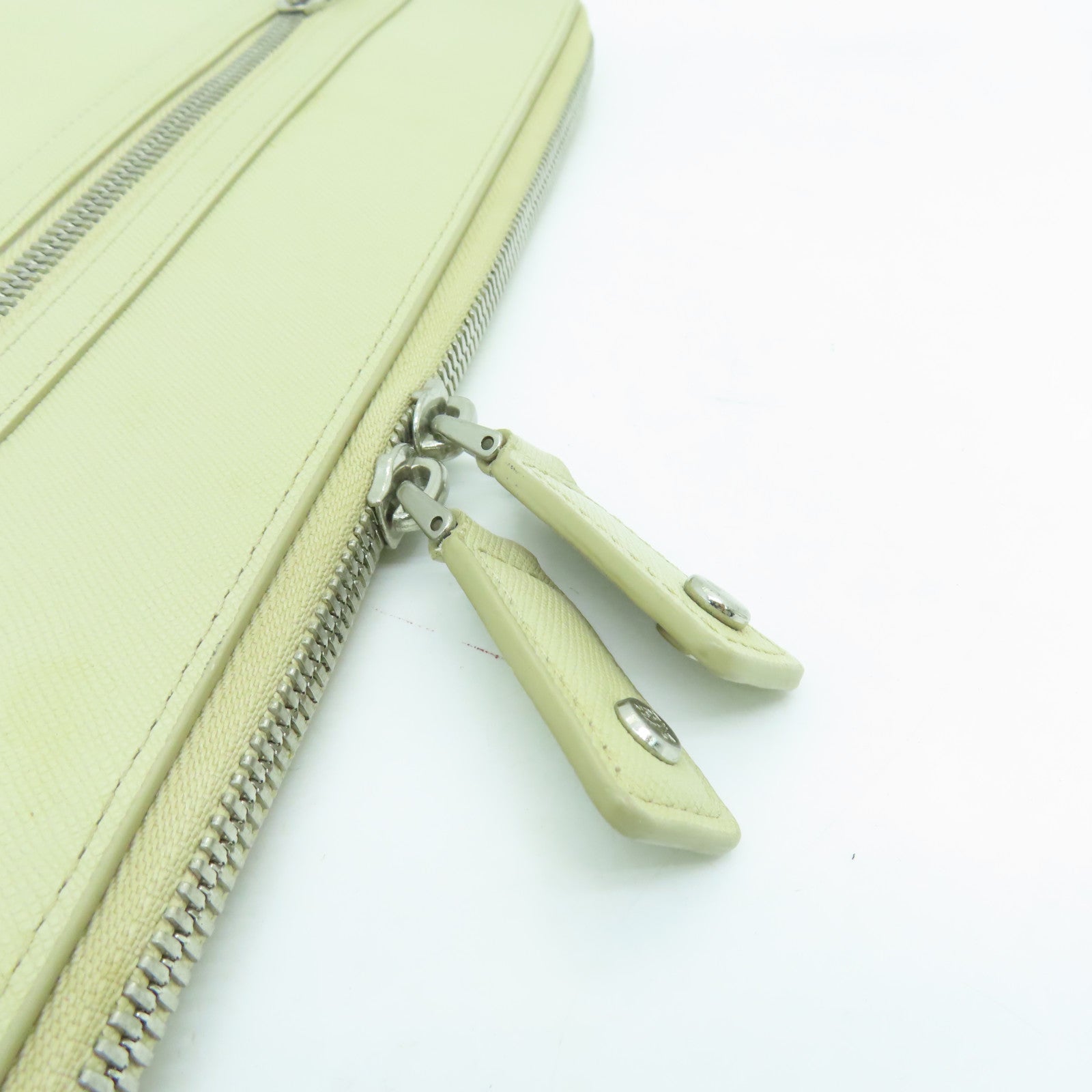 MCM 【激減優惠】皮革Clutch Bag銀扣手拿包米色