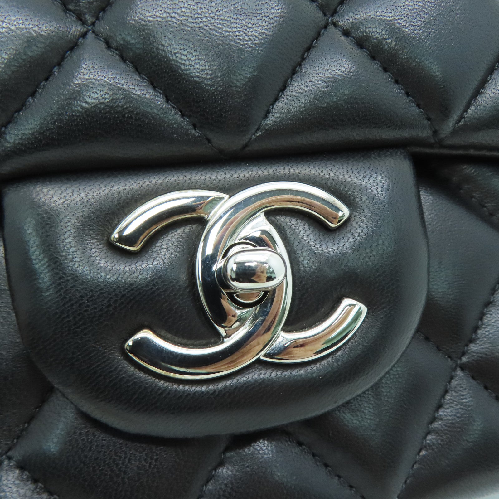 CHANEL 菱格羊皮皮革Classic Maxi Jumbo銀扣肩背袋黑色