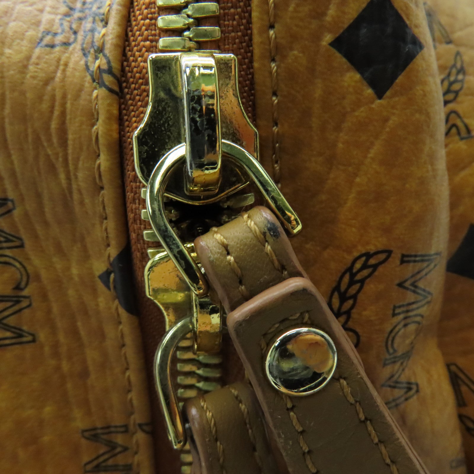 MCM 牛皮皮革Backpack背包金扣啡色