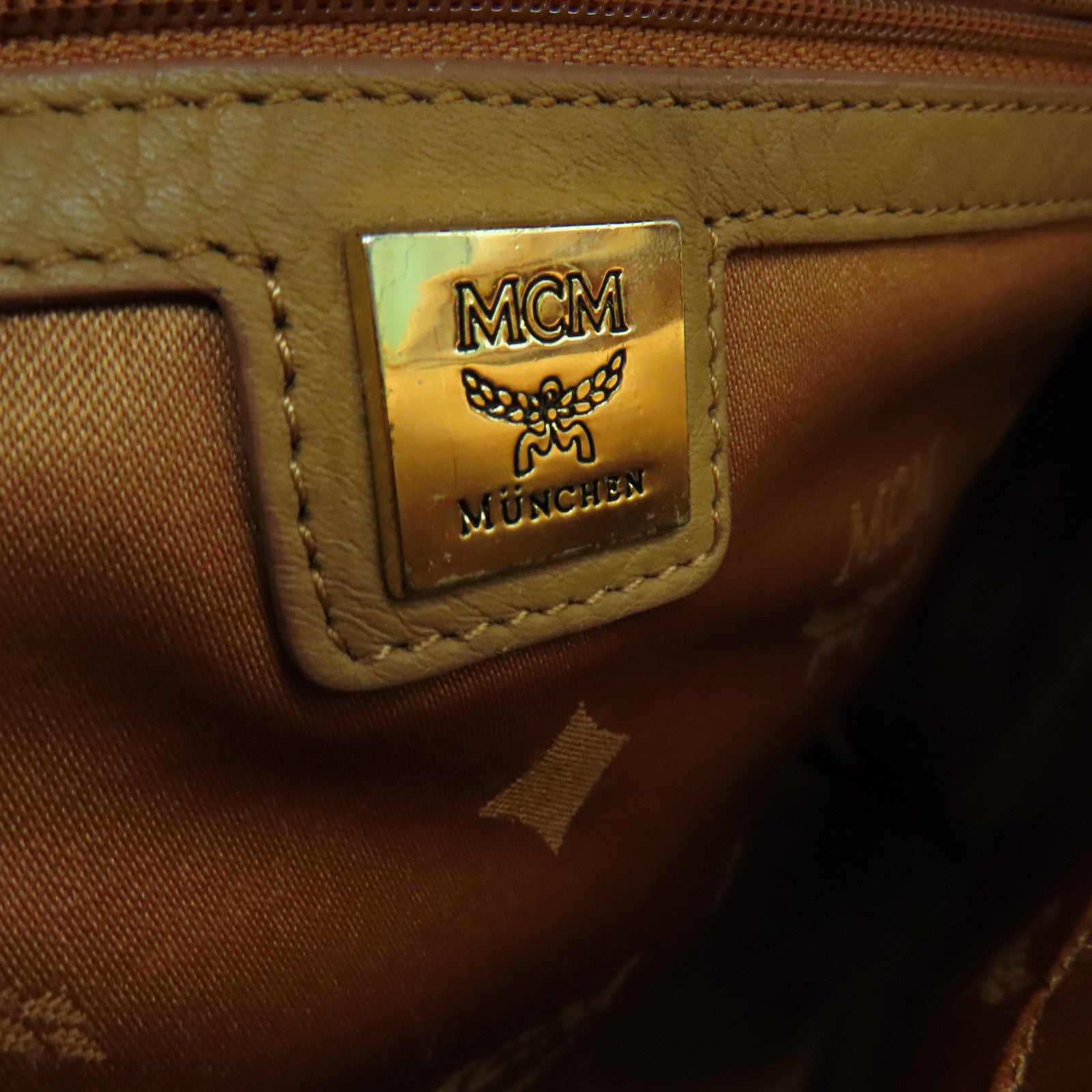 MCM 牛皮皮革Backpack背包金扣啡色