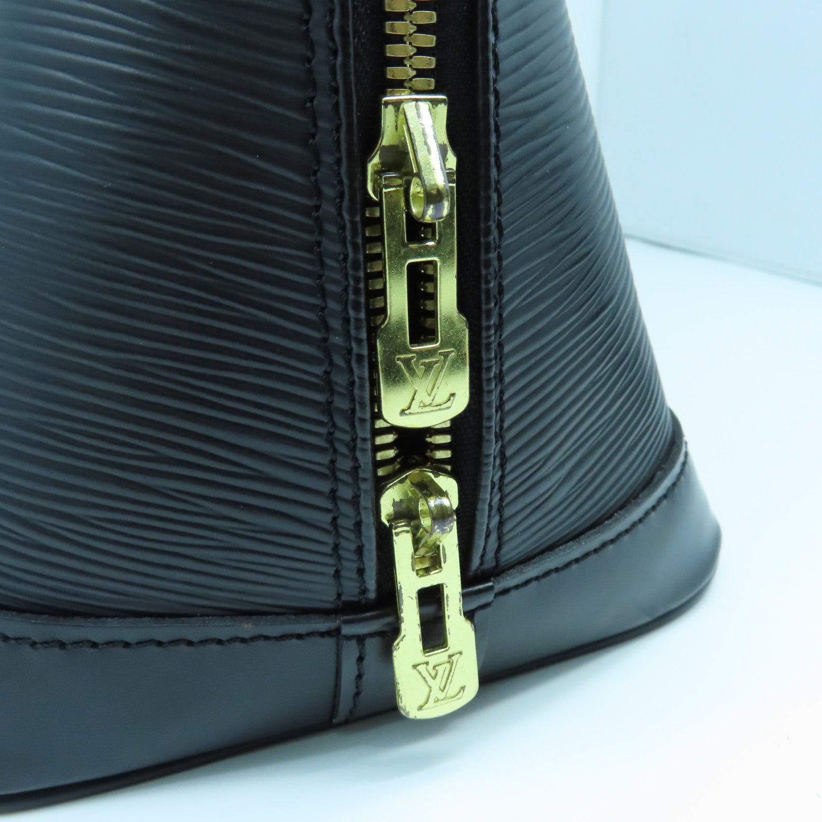 LOUIS VUITTON Epi Alma PM金扣手挽袋黑色