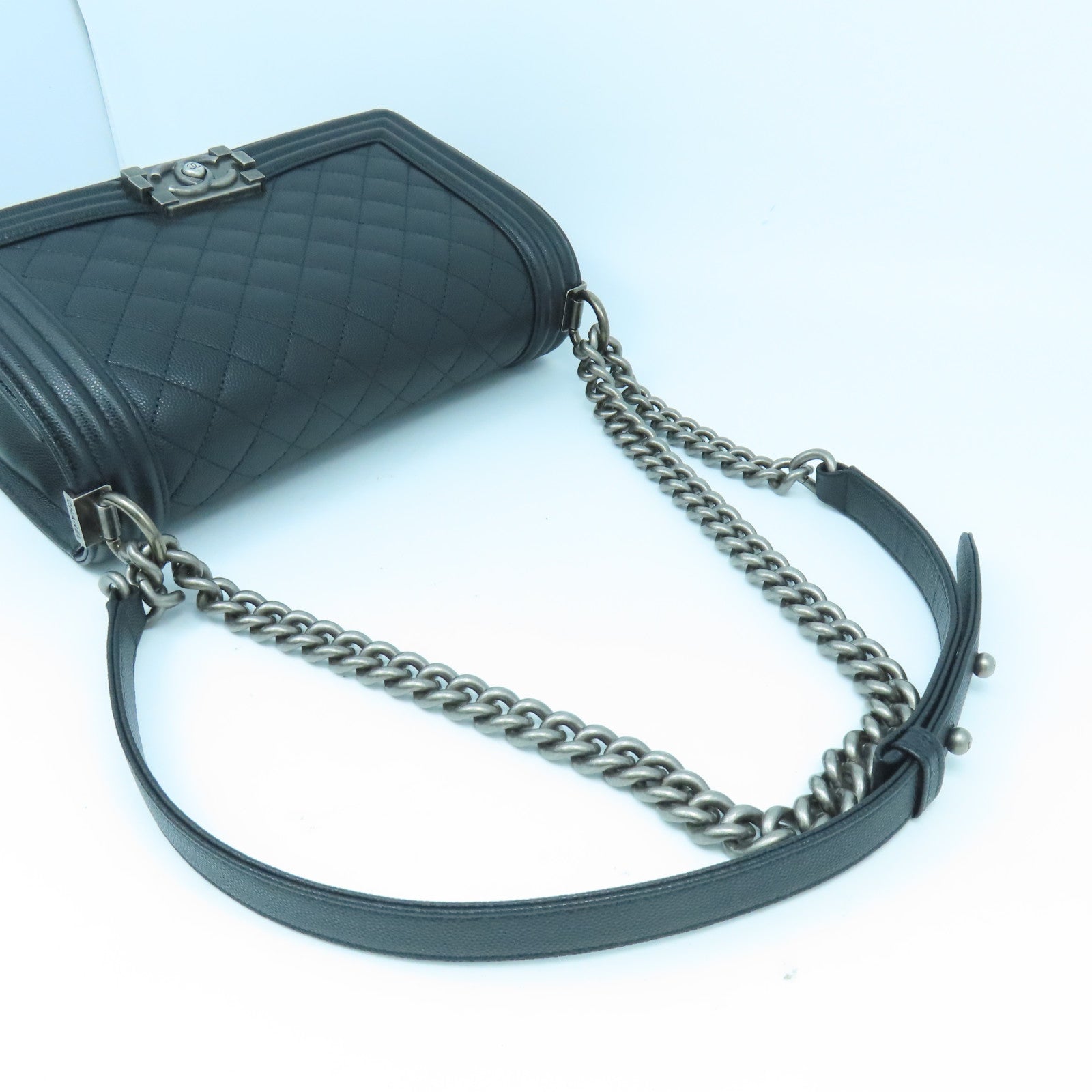 CHANEL 菱格Caviar皮革Boy Chanel 25cm銀扣鏈帶肩背袋黑色