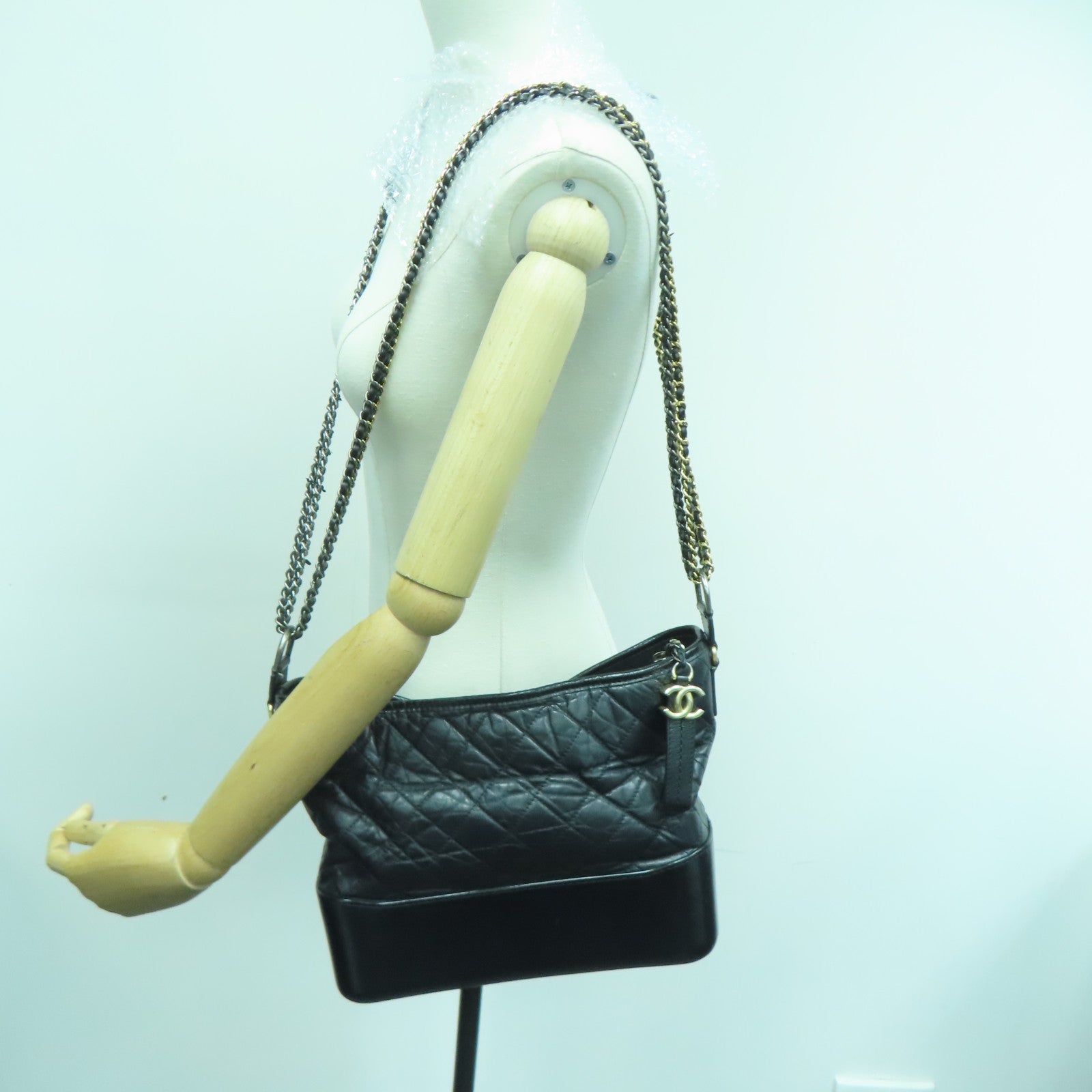 CHANEL 菱格牛皮皮革Gabrielle Medium Shoulder Bag銀扣鏈帶肩背袋黑色