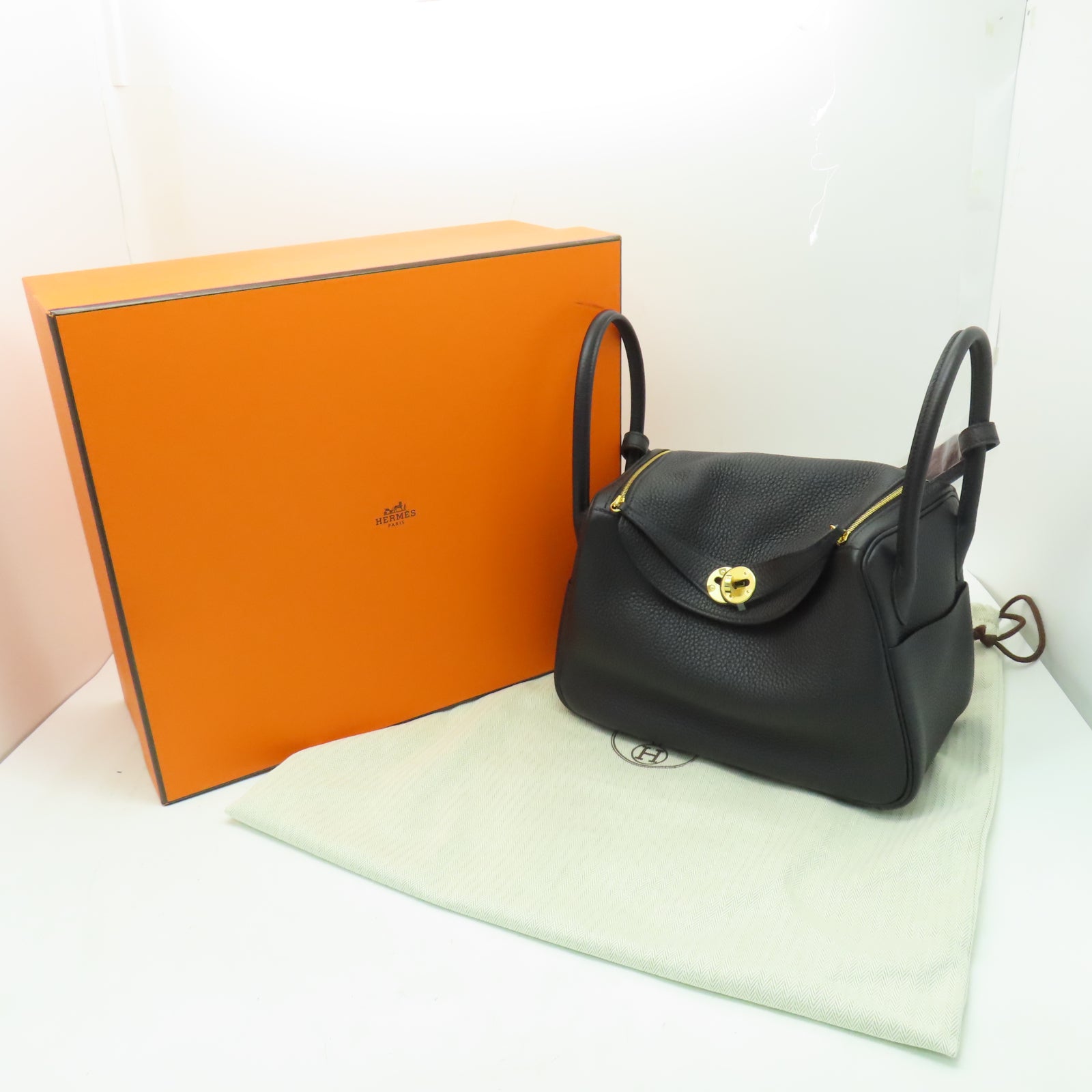 HERMES Taurillon Clemence皮革Lindy 26金扣手挽肩背兩用袋黑色