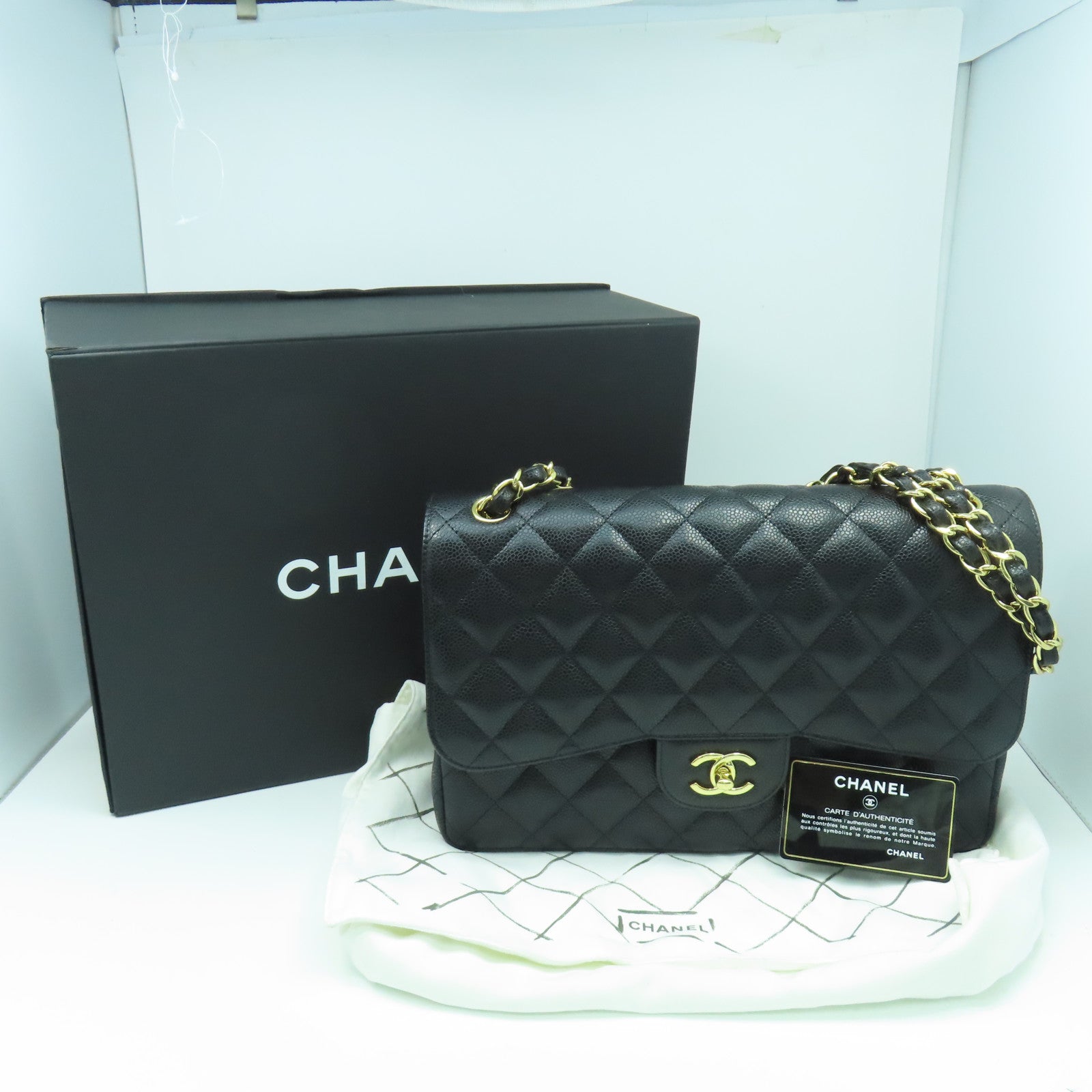 CHANEL 菱格Caviar皮革Classic Flap 30金扣鏈帶肩背袋黑色