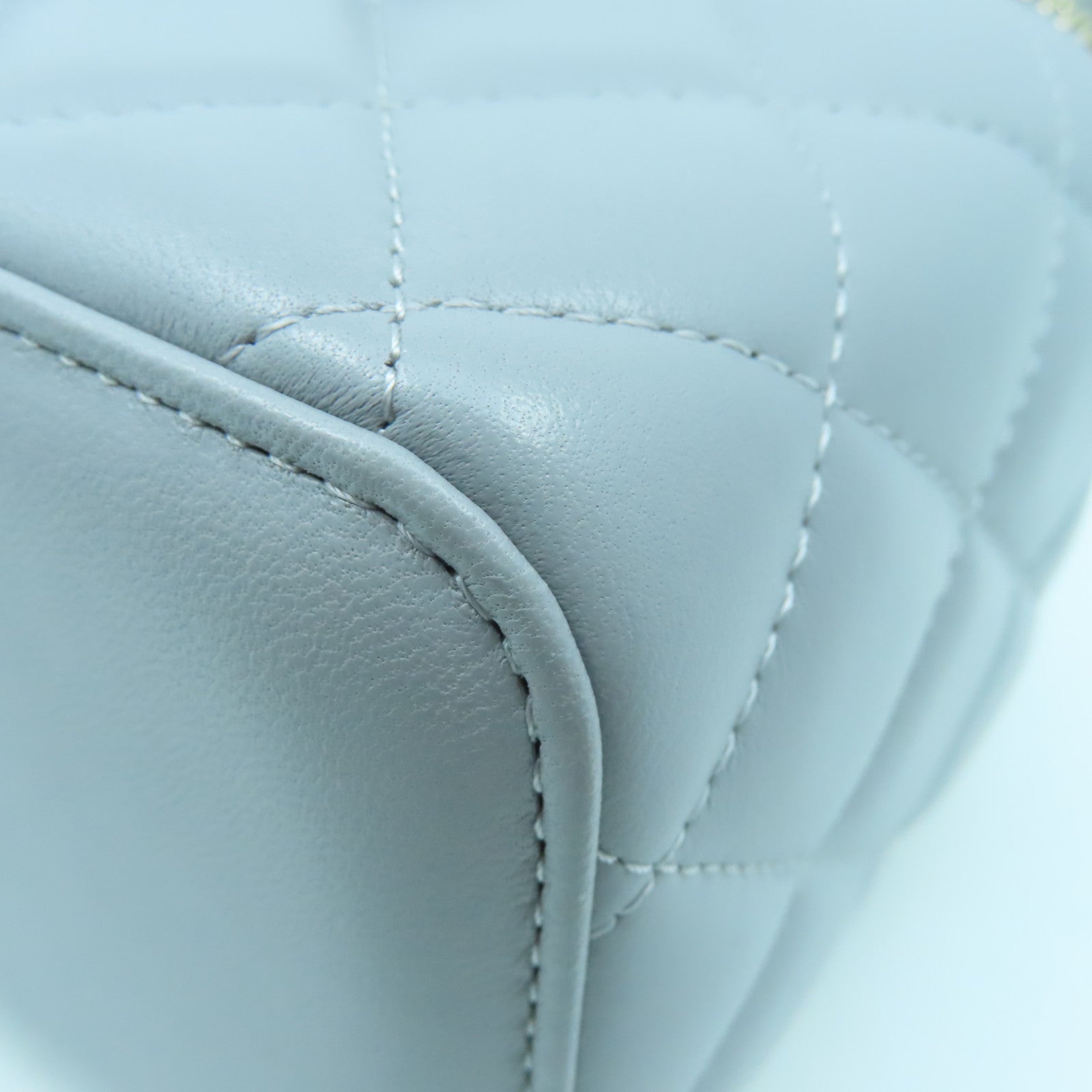 CHANEL 菱格羊皮皮革Vanity Case金扣鏈帶肩背袋灰色