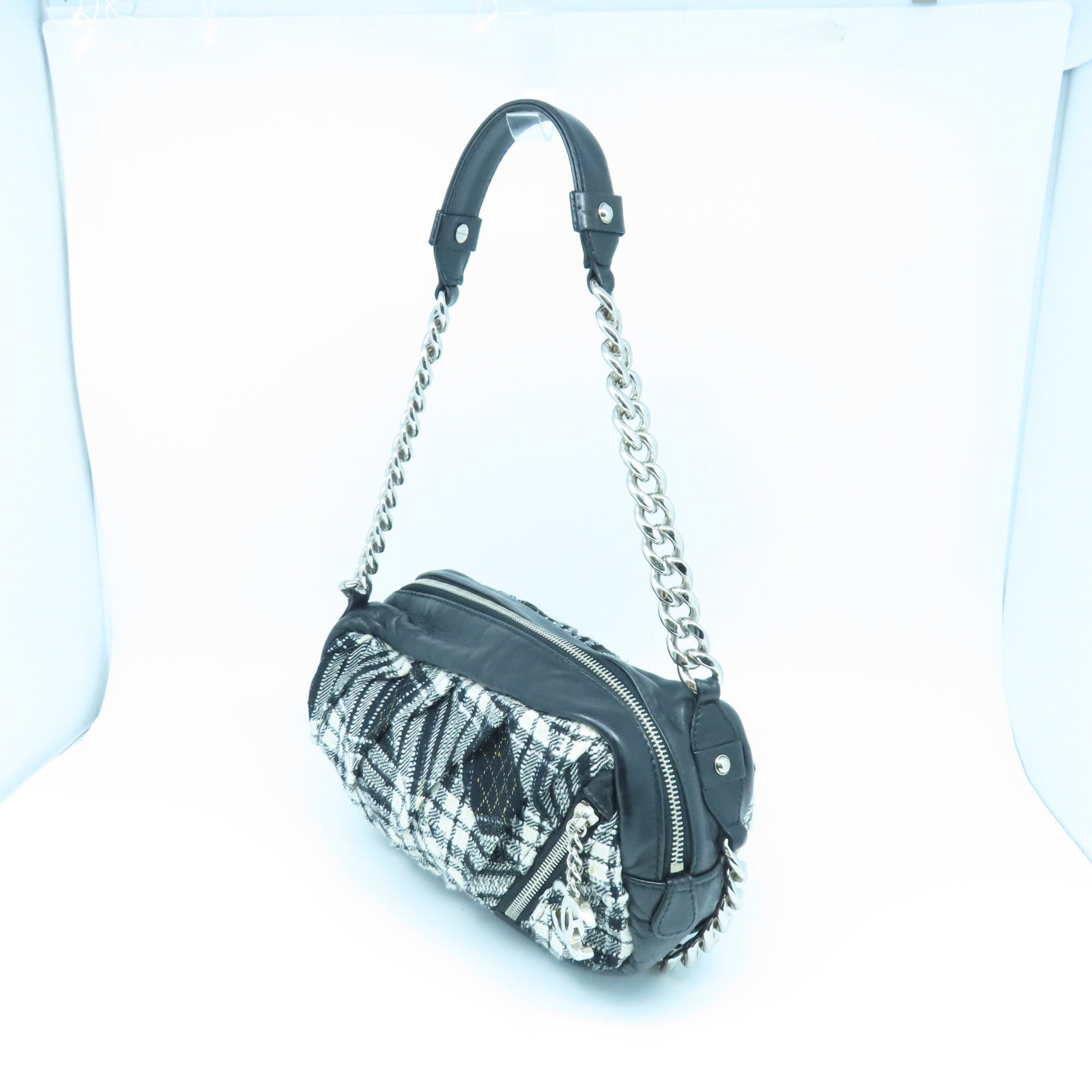 CHANEL 斜纹软呢Shoulder Bag银扣链带肩背袋黑色/白色