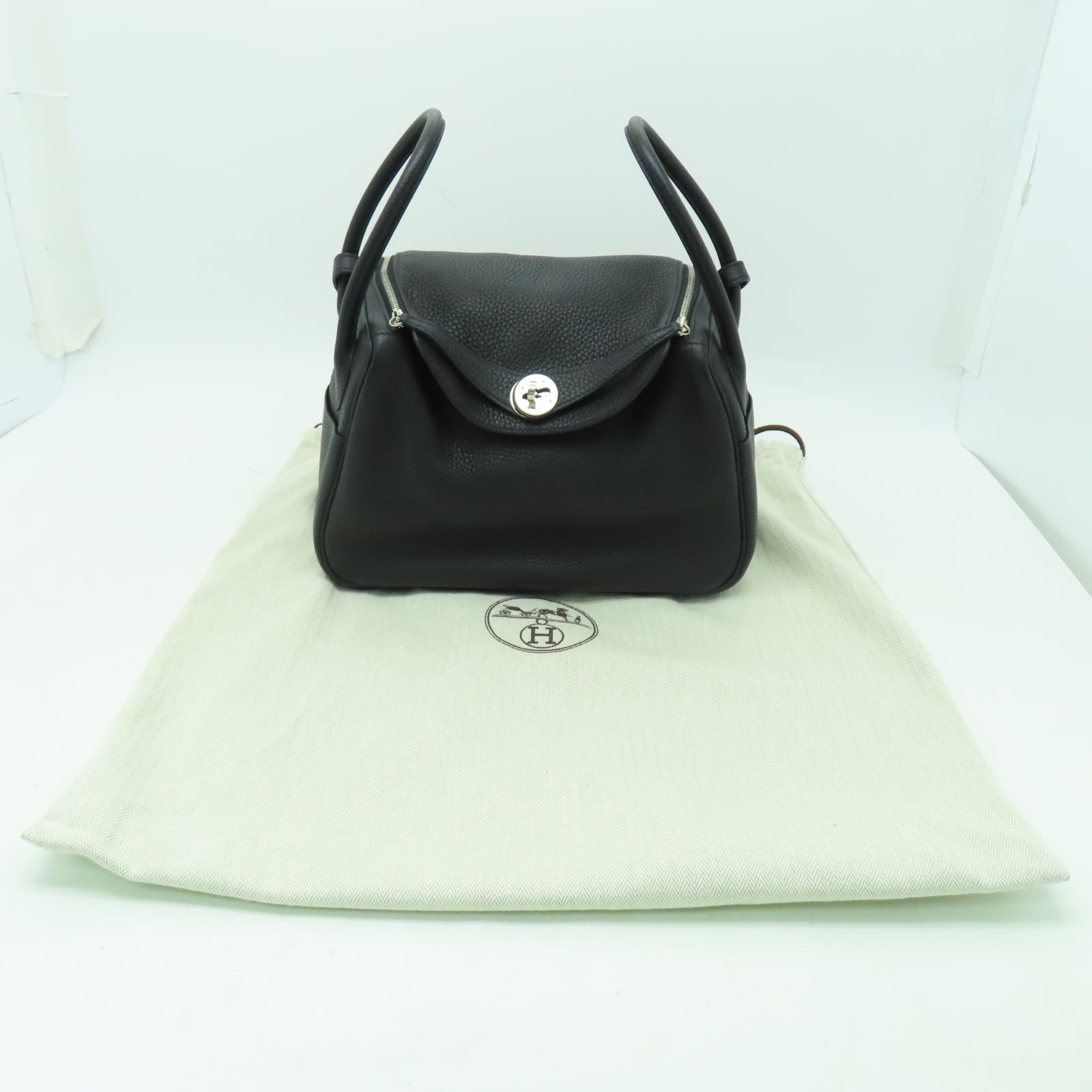 HERMES Taurillon Clemence皮革Lindy 26銀扣手挽肩背兩用袋黑色