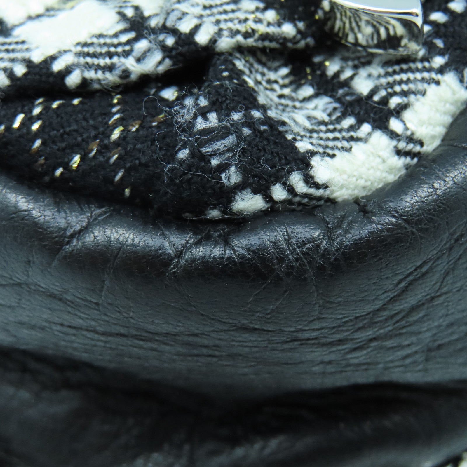 CHANEL 斜纹软呢Shoulder Bag银扣链带肩背袋黑色/白色