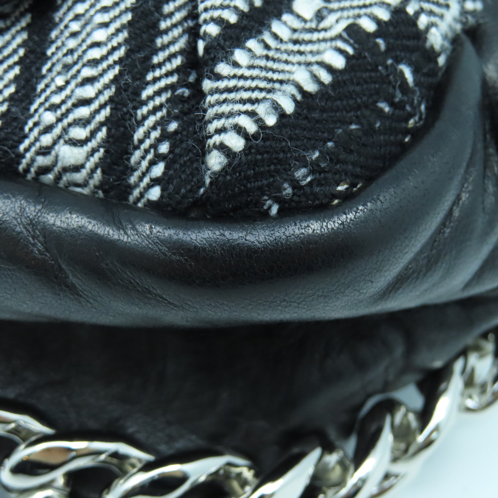 CHANEL 斜纹软呢Shoulder Bag银扣链带肩背袋黑色/白色