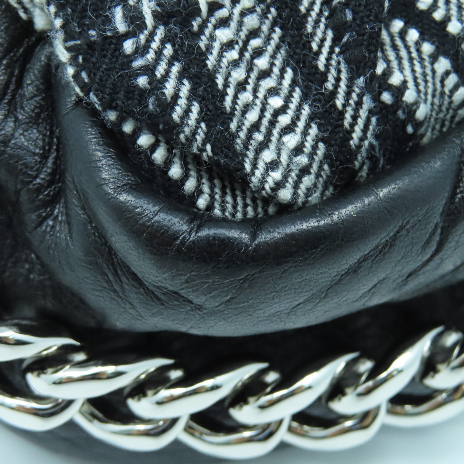 CHANEL 斜纹软呢Shoulder Bag银扣链带肩背袋黑色/白色