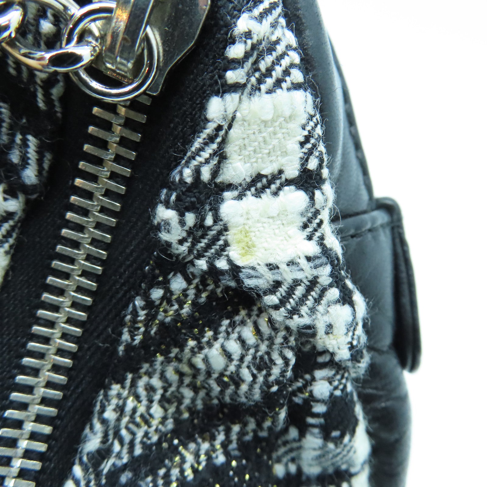 CHANEL 斜纹软呢Shoulder Bag银扣链带肩背袋黑色/白色