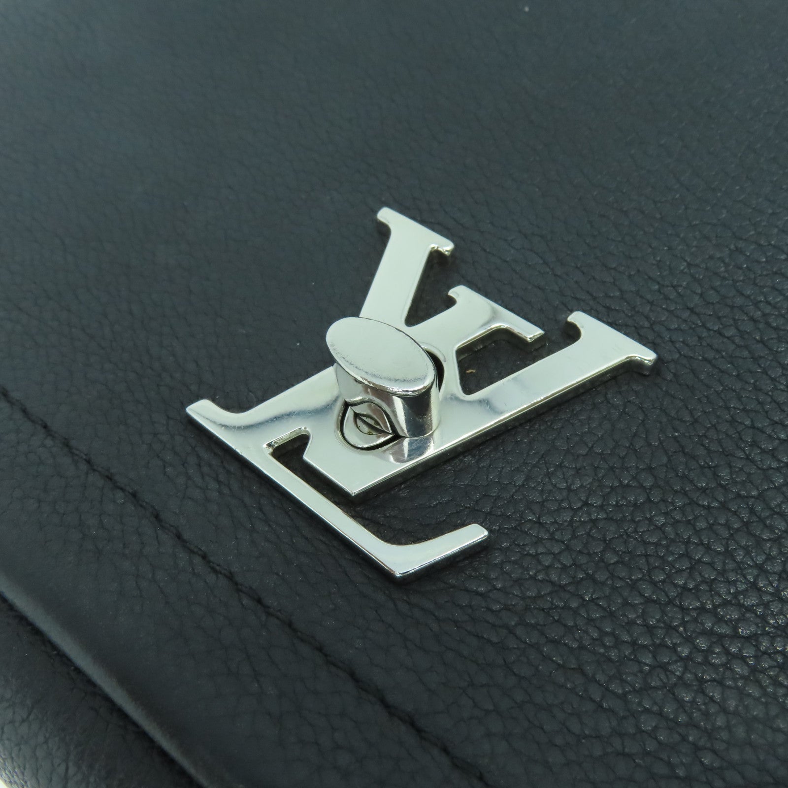 LOUIS VUITTON 牛皮皮革Lockme II BB銀扣手挽肩背兩用袋Noir黑色
