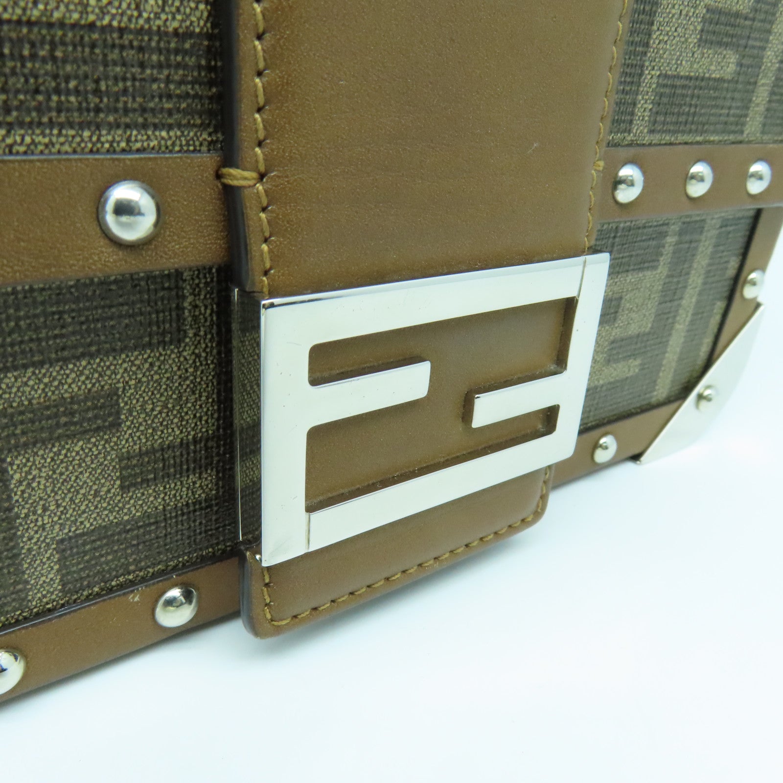 FENDI 牛皮皮革Baguette Trunk Mini Bag银扣肩背袋肩背袋啡色