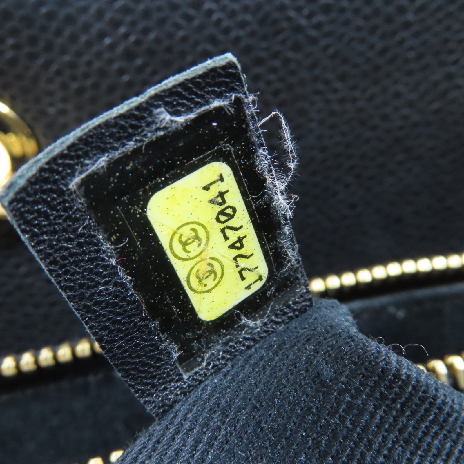 CHANEL 菱格Caviar皮革Chain Tote金扣鏈帶肩背袋黑色