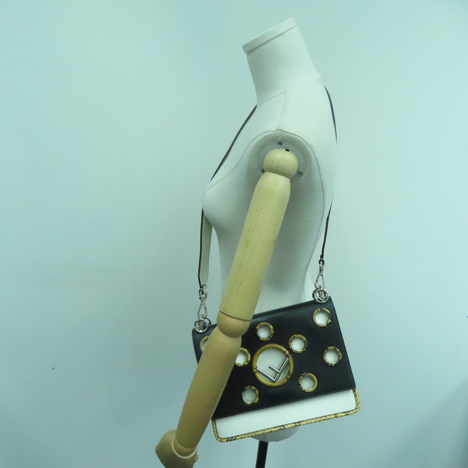 FENDI 牛皮皮革Shoulder Bag银扣肩背袋黑色/白色