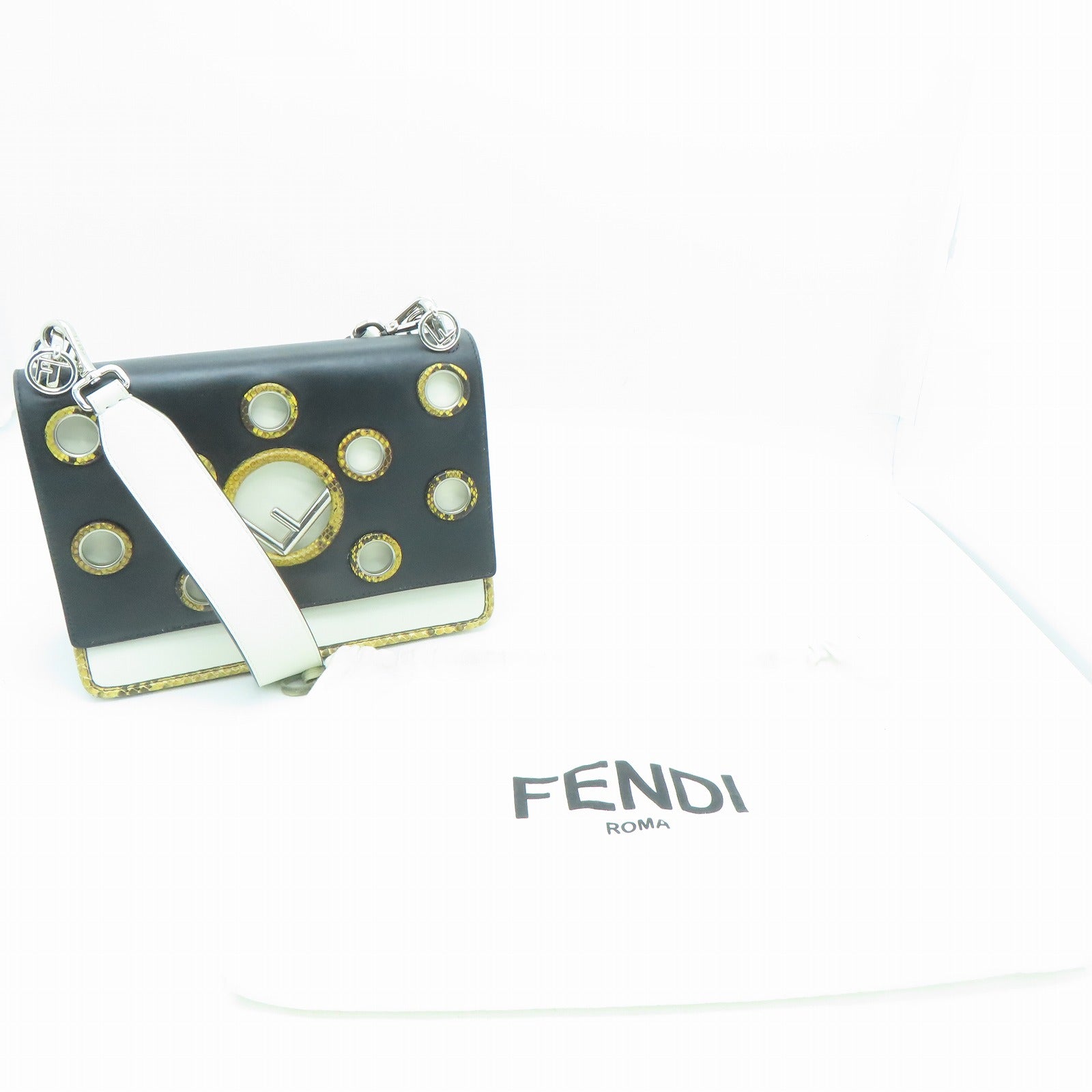 FENDI 牛皮皮革Shoulder Bag银扣肩背袋黑色/白色