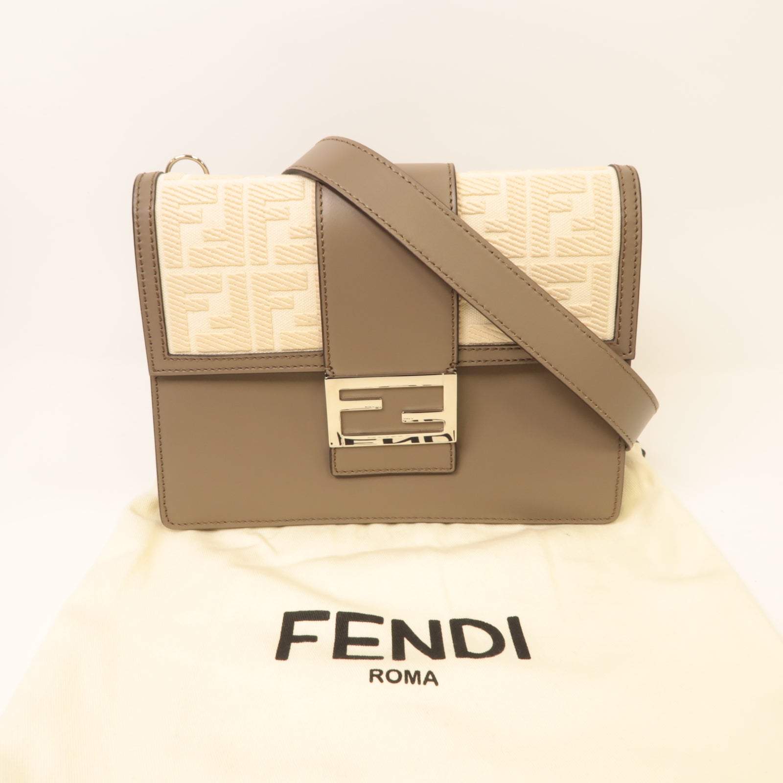 FENDI 帆布/牛皮皮革Flat Baguette Shoulder Bag銀扣肩背袋米色/灰色