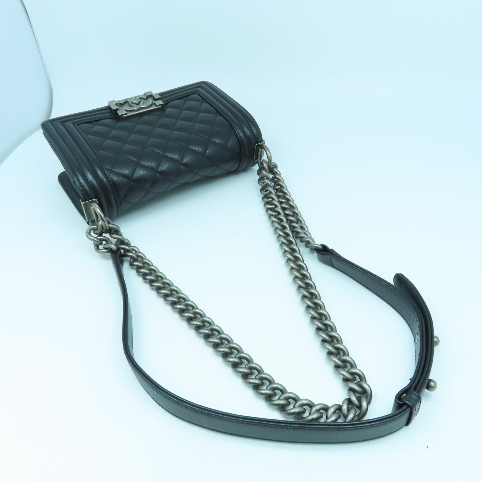 CHANEL 菱格Caviar皮革Boy 20cm銀扣鏈帶肩背袋黑色