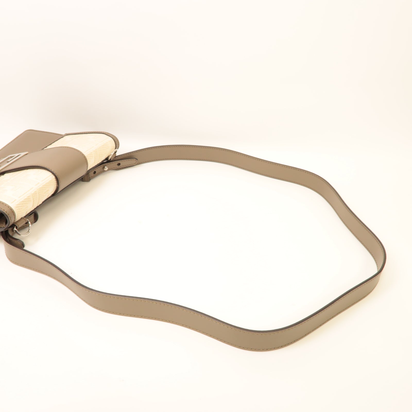 FENDI 帆布/牛皮皮革Flat Baguette Shoulder Bag銀扣肩背袋米色/灰色