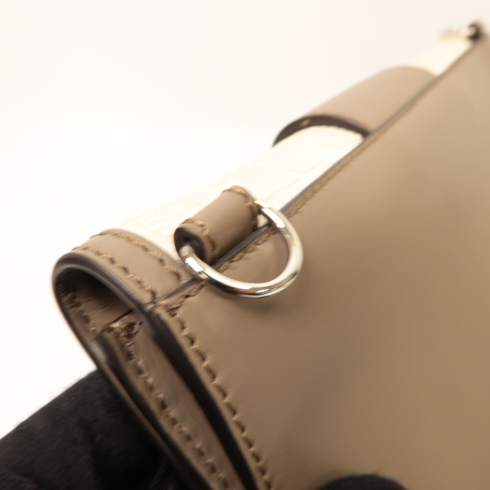 FENDI 帆布/牛皮皮革Flat Baguette Shoulder Bag銀扣肩背袋米色/灰色