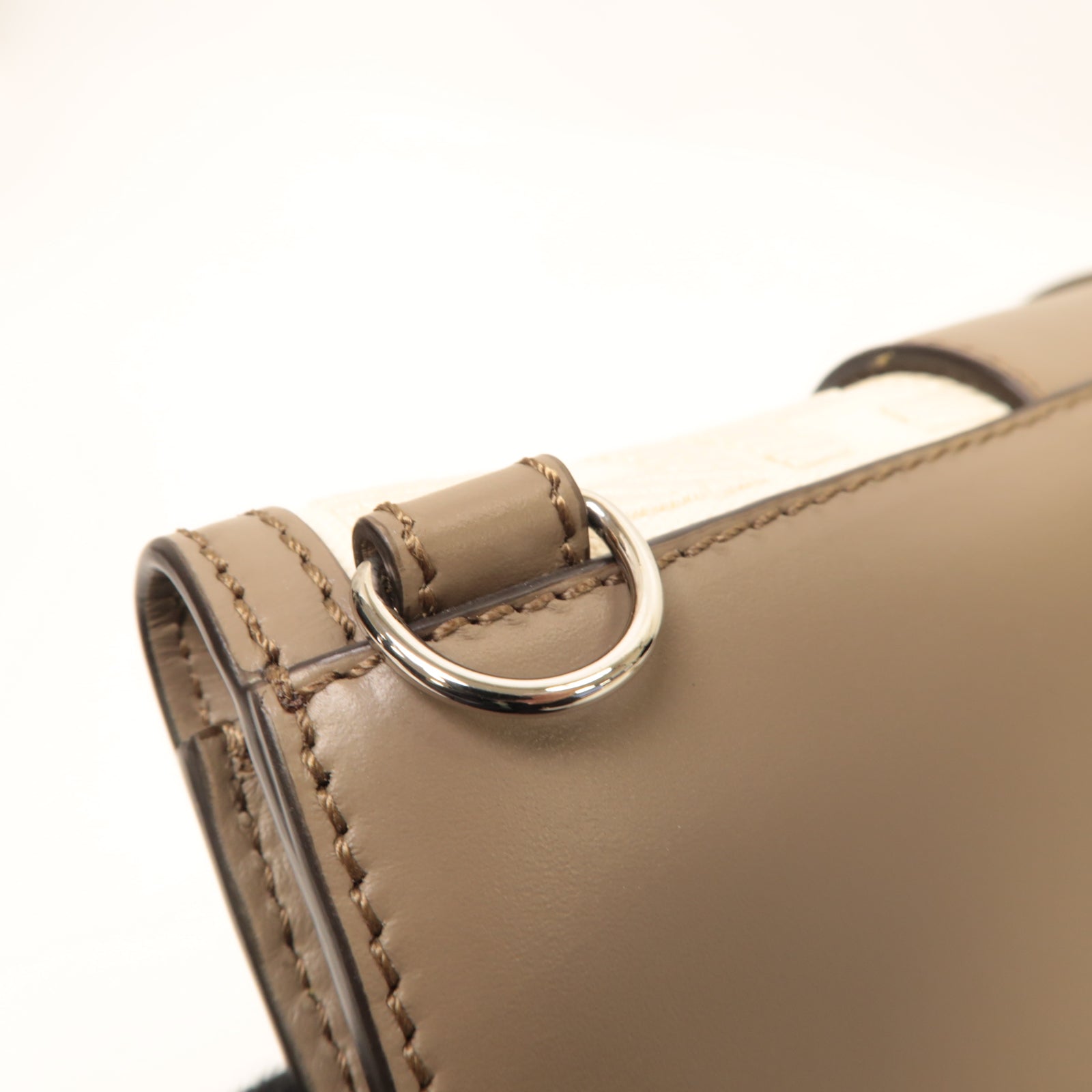 FENDI 帆布/牛皮皮革Flat Baguette Shoulder Bag銀扣肩背袋米色/灰色