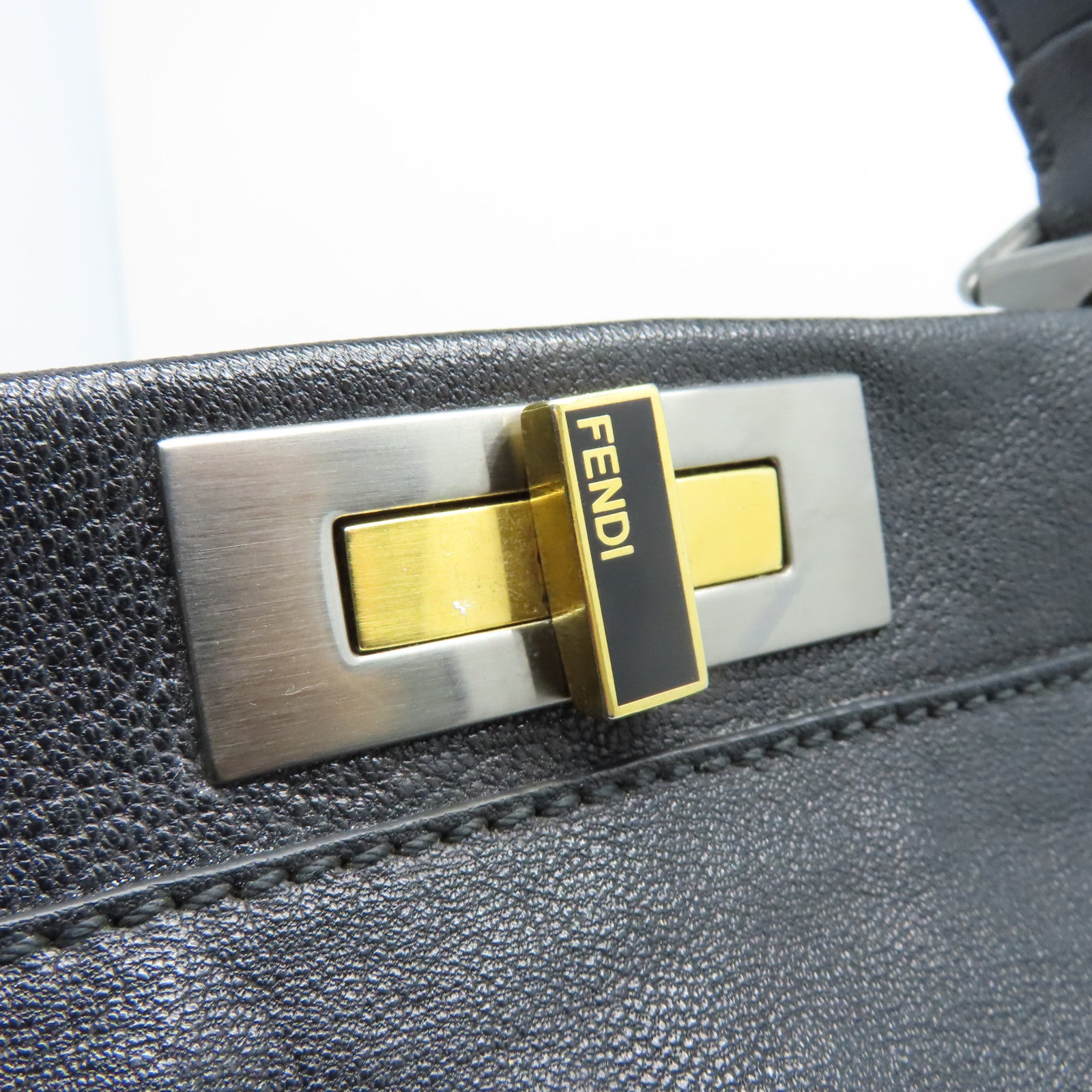 FENDI 牛皮皮革Peekaboo金扣肩背袋黑色