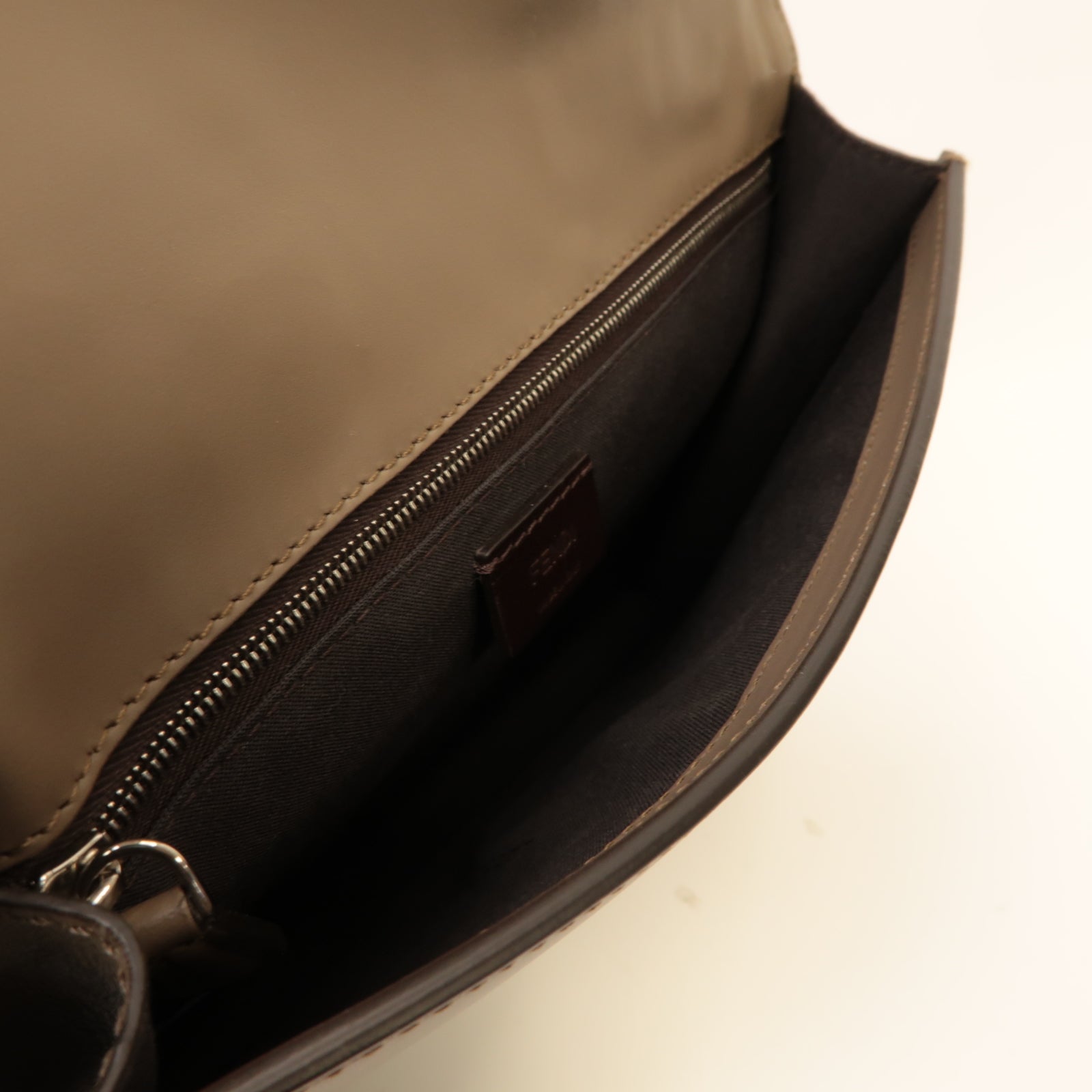 FENDI 帆布/牛皮皮革Flat Baguette Shoulder Bag銀扣肩背袋米色/灰色