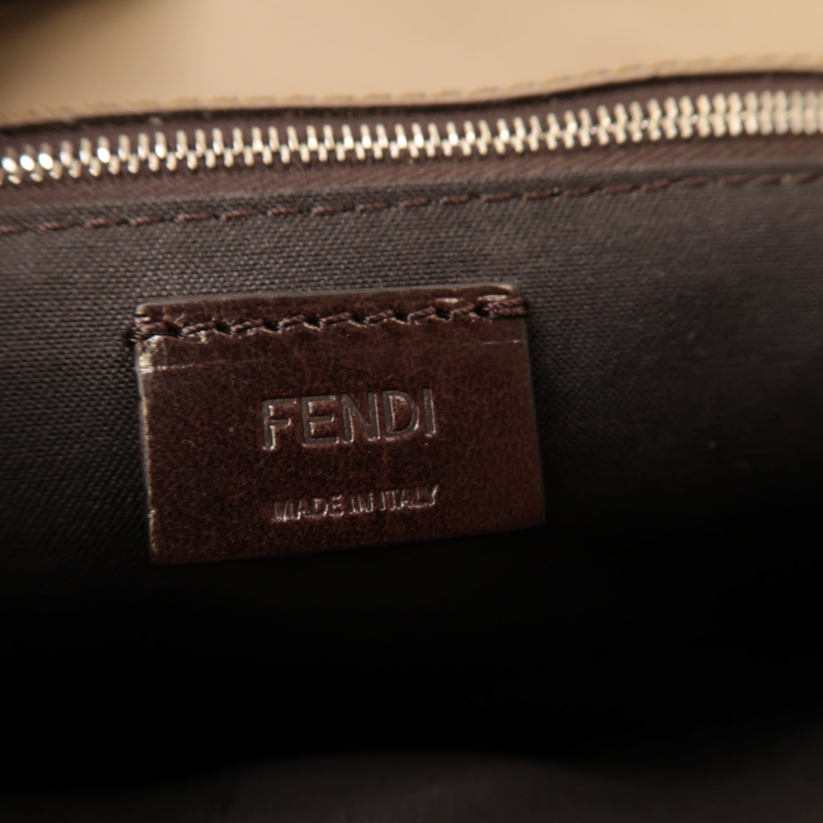 FENDI 帆布/牛皮皮革Flat Baguette Shoulder Bag銀扣肩背袋米色/灰色