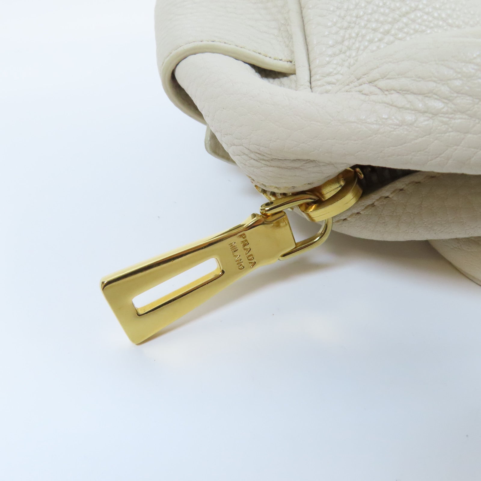 PRADA 牛皮皮革Shoulder Bag金扣鏈帶肩背袋米色