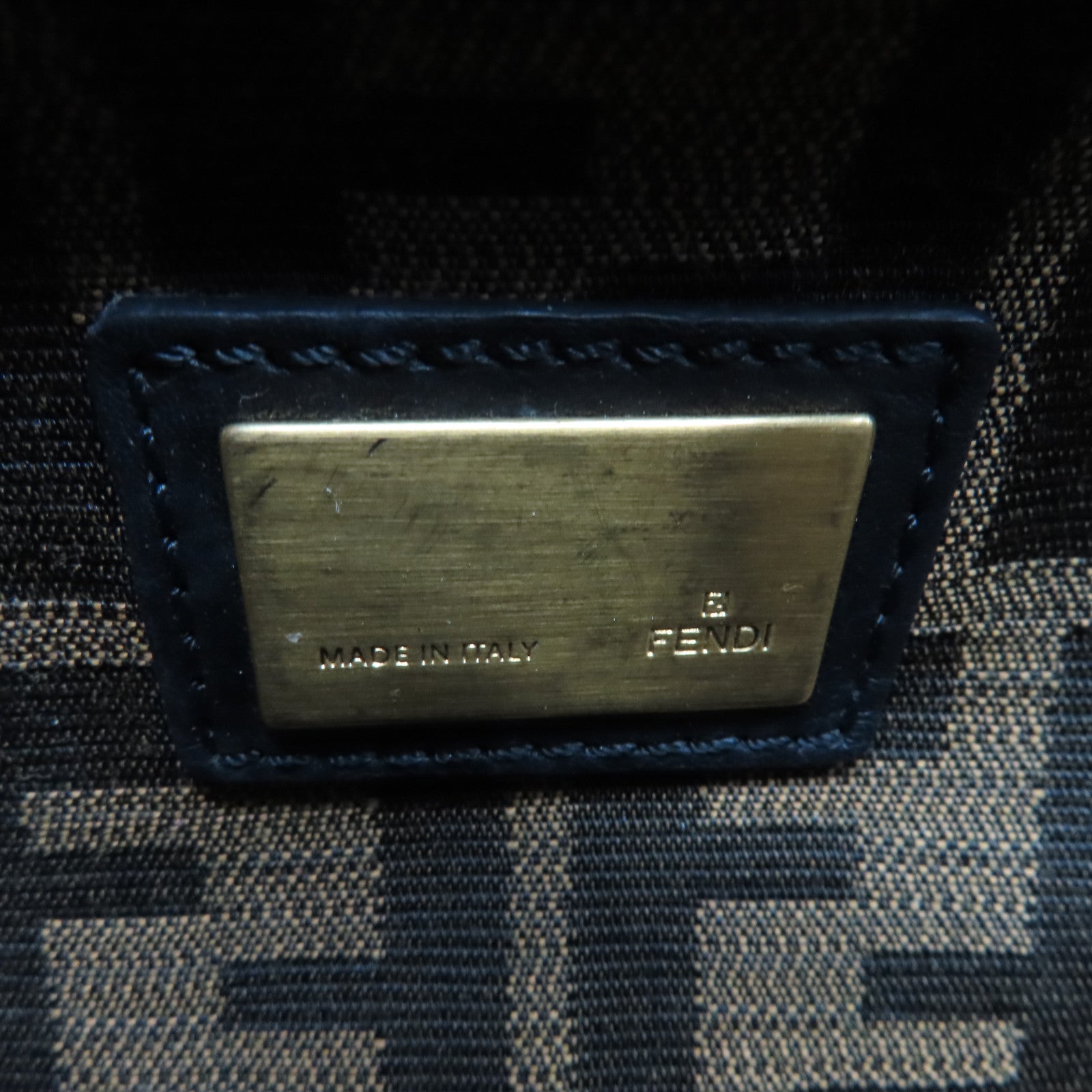 FENDI 牛皮皮革Peekaboo金扣肩背袋黑色