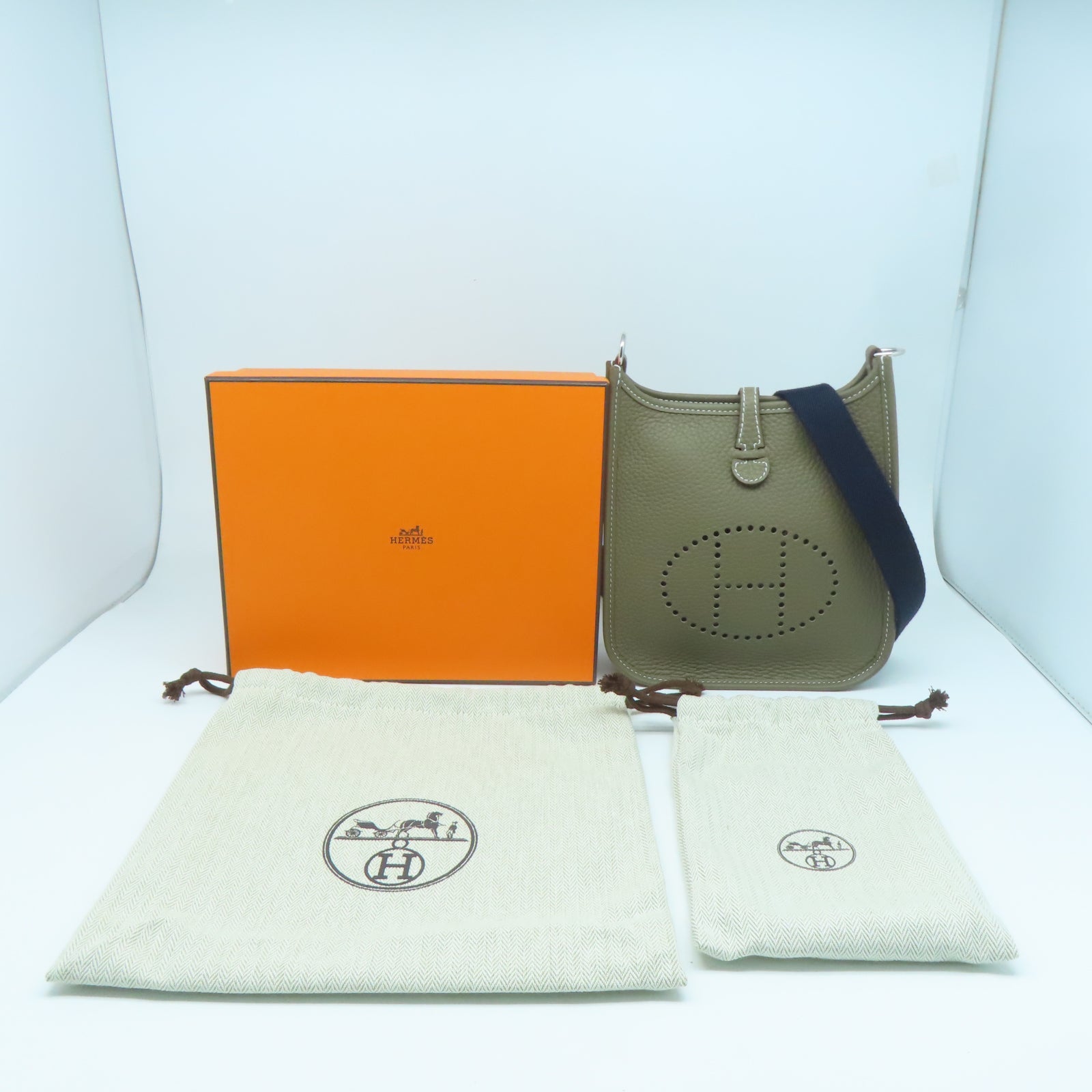 HERMES Clemence皮革Evelyne TPM銀扣肩背袋Etoupe大象灰色/Bleu Indigo深藍色