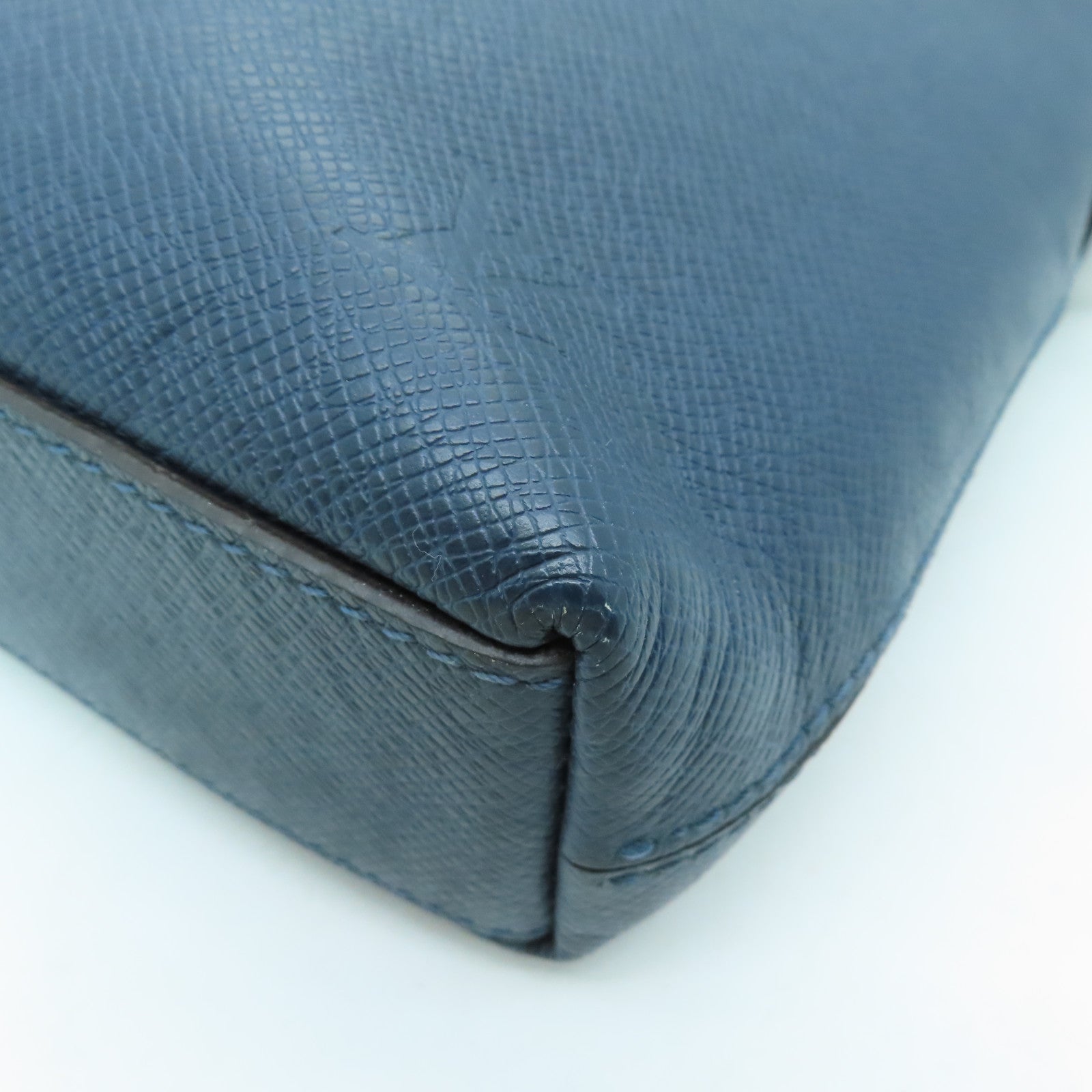LOUIS VUITTON Taiga Grigori Messenger PM銀扣肩背袋深藍色