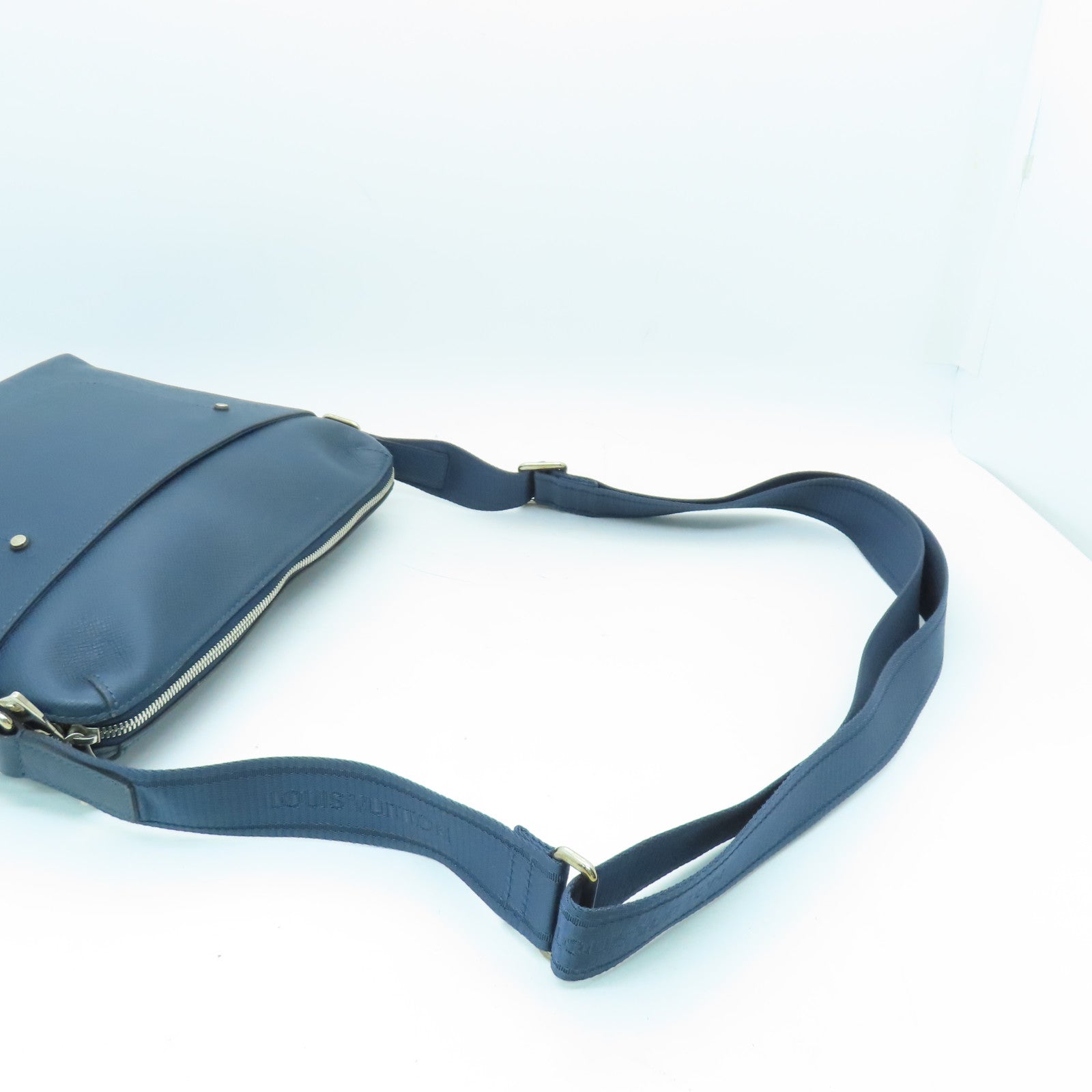 LOUIS VUITTON Taiga Grigori Messenger PM銀扣肩背袋深藍色