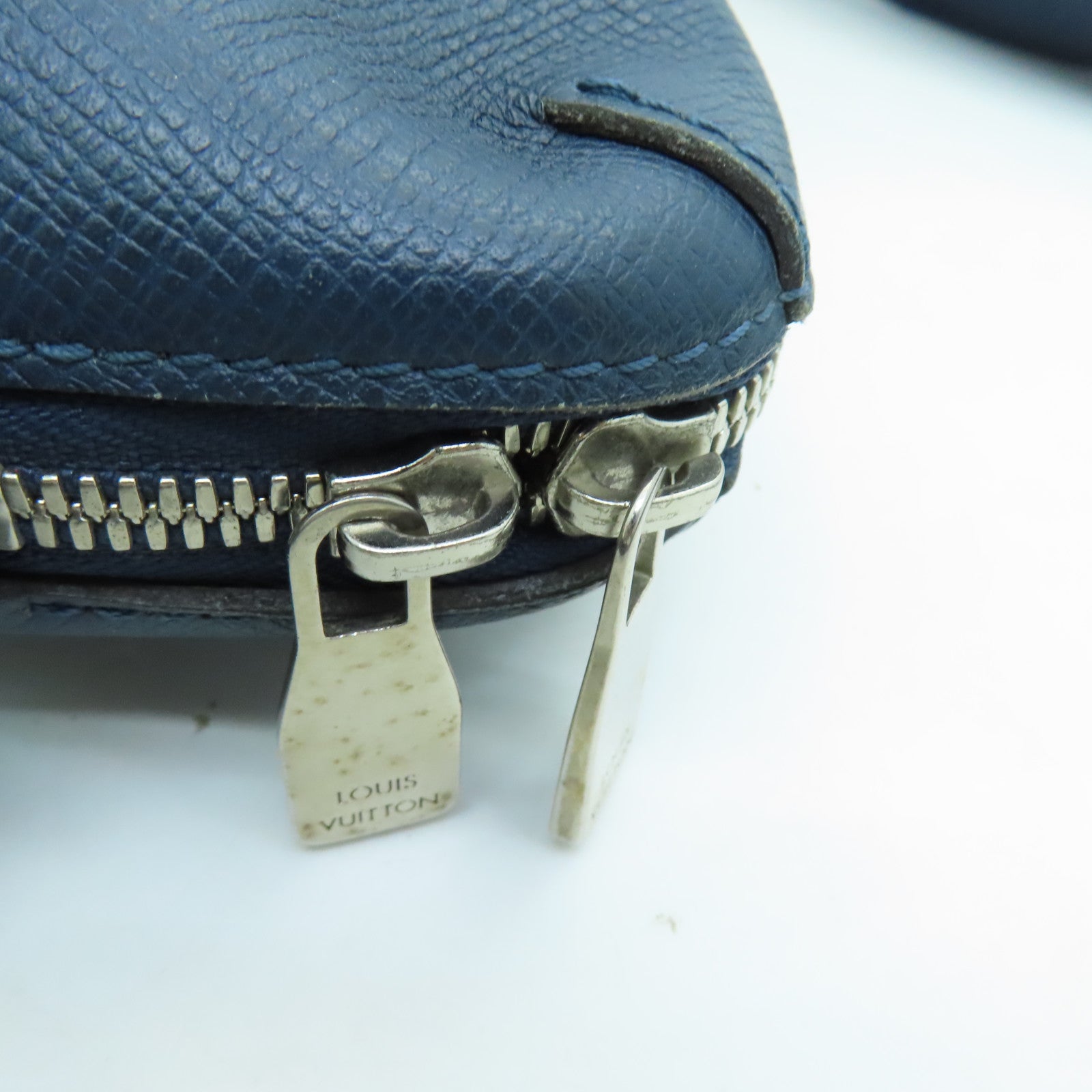 LOUIS VUITTON Taiga Grigori Messenger PM銀扣肩背袋深藍色