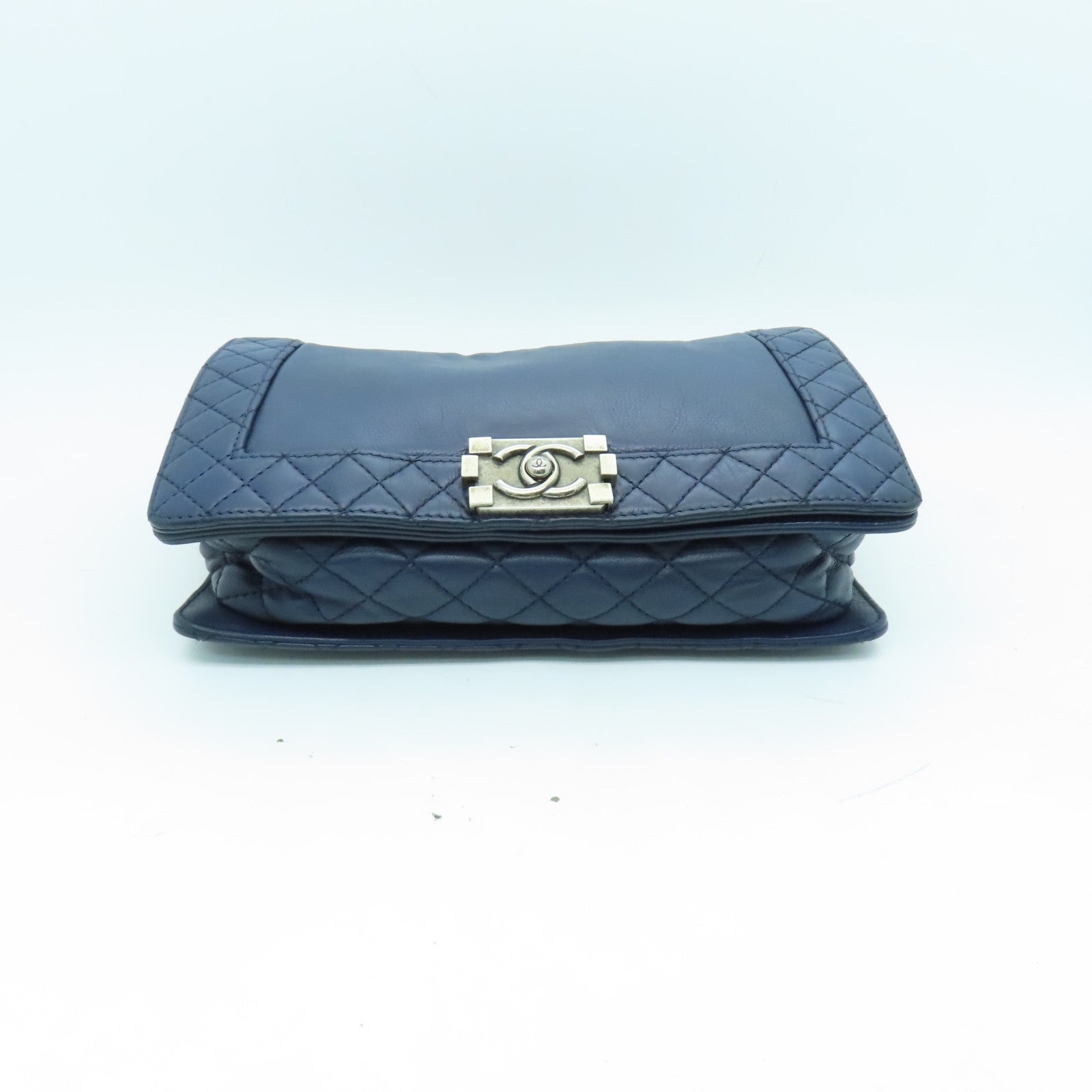 CHANEL 牛皮皮革Boy Chanel銀扣鏈帶肩背袋深藍色
