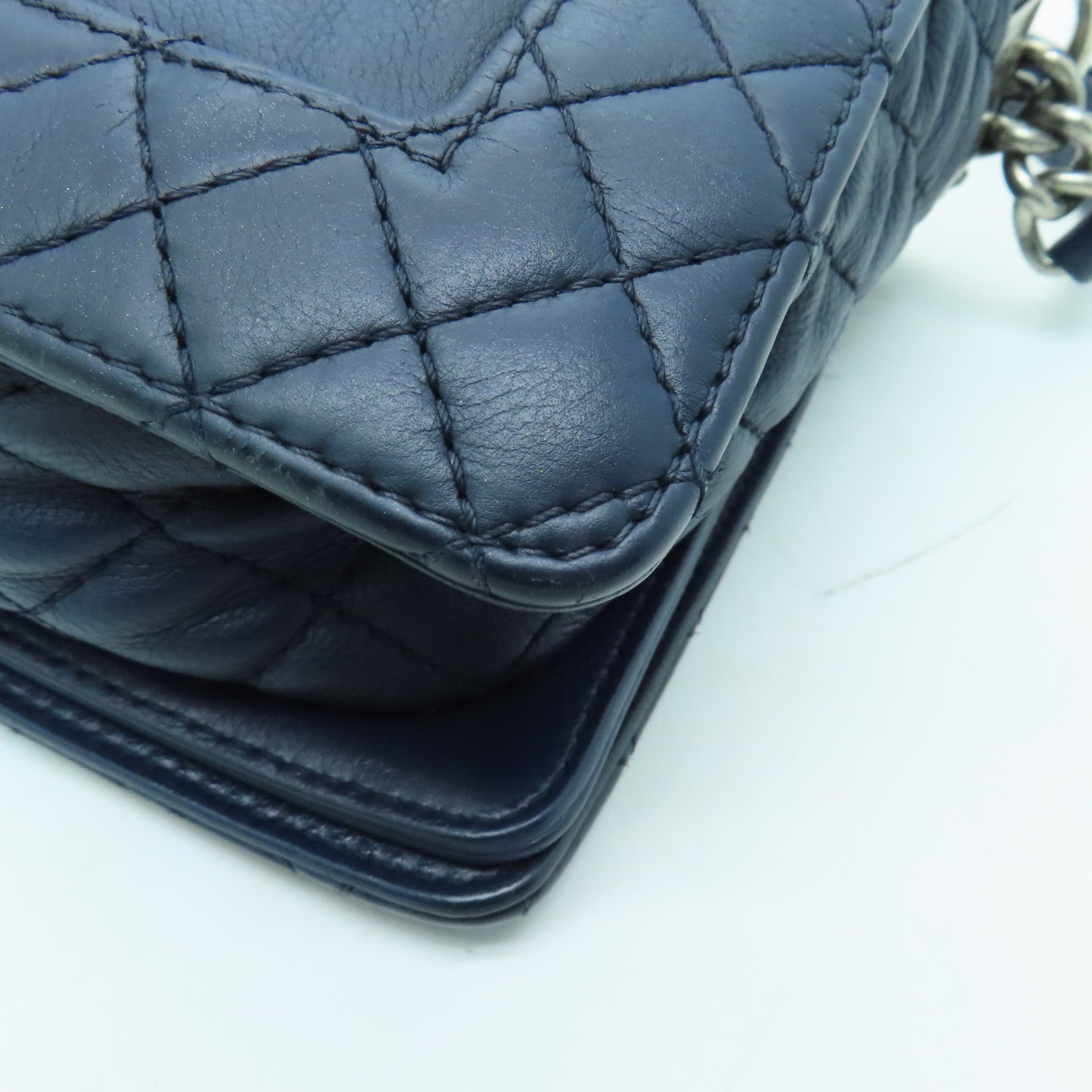 CHANEL 牛皮皮革Boy Chanel銀扣鏈帶肩背袋深藍色