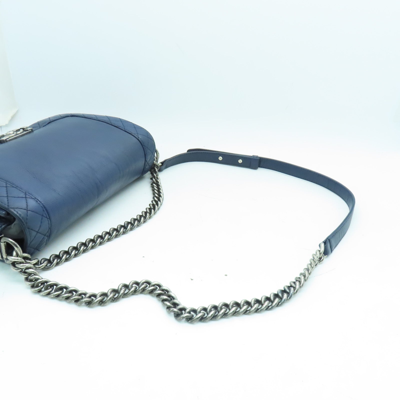 CHANEL 牛皮皮革Boy Chanel銀扣鏈帶肩背袋深藍色