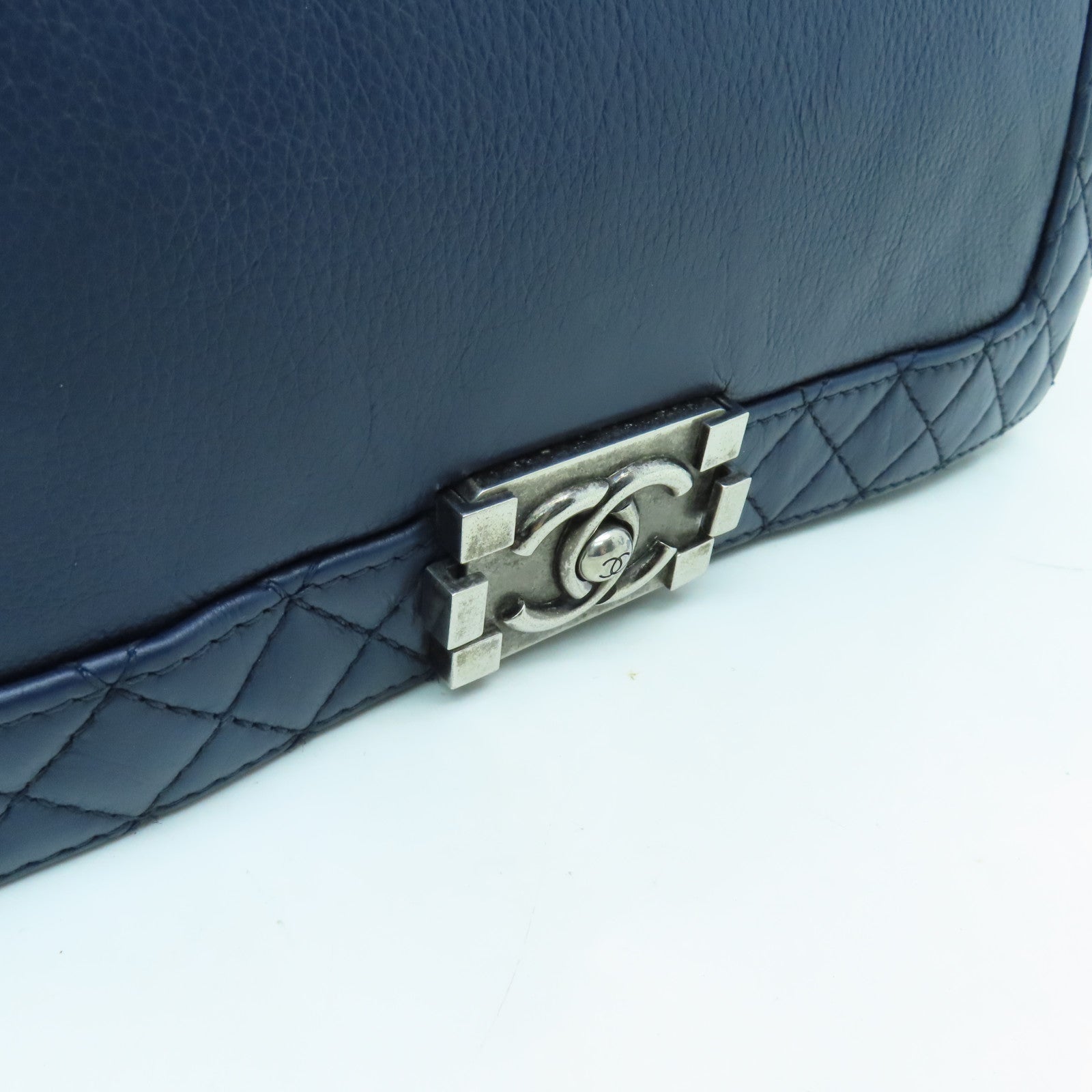 CHANEL 牛皮皮革Boy Chanel銀扣鏈帶肩背袋深藍色