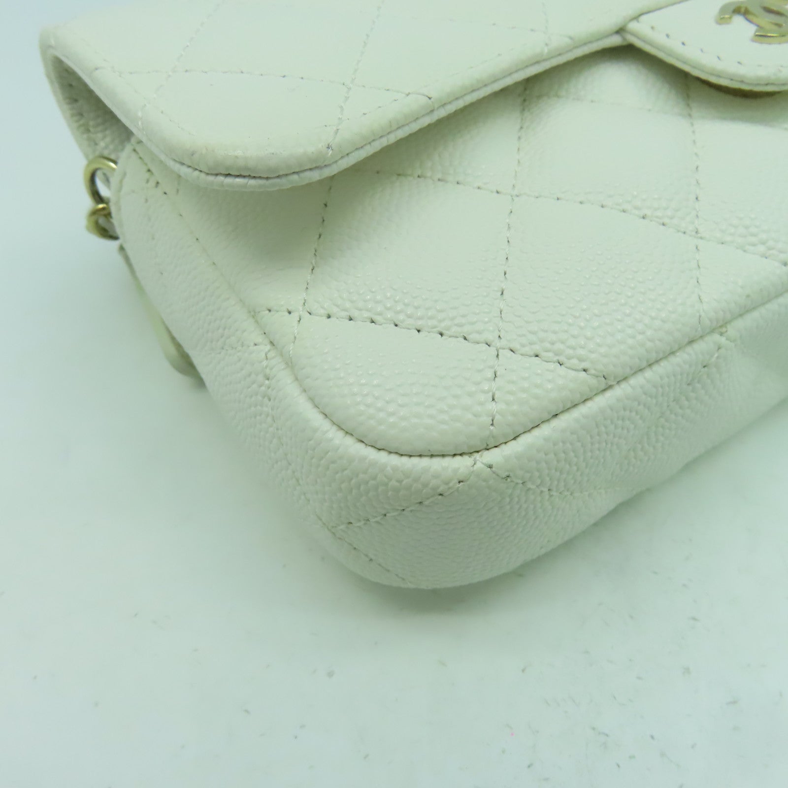 CHANEL 菱格Caviar皮革Phone Holder With Chain金扣鏈帶肩背袋白色