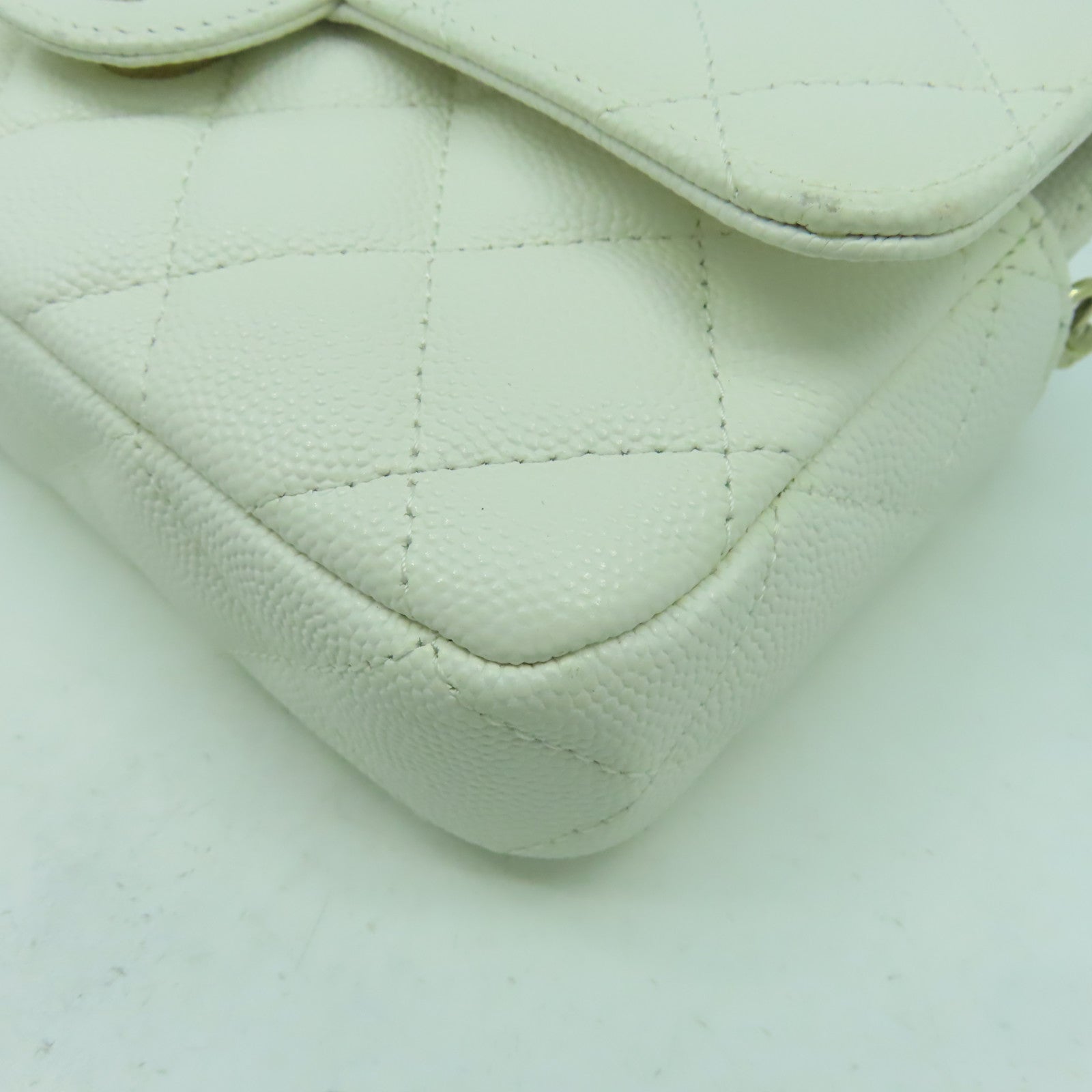 CHANEL 菱格Caviar皮革Phone Holder With Chain金扣鏈帶肩背袋白色