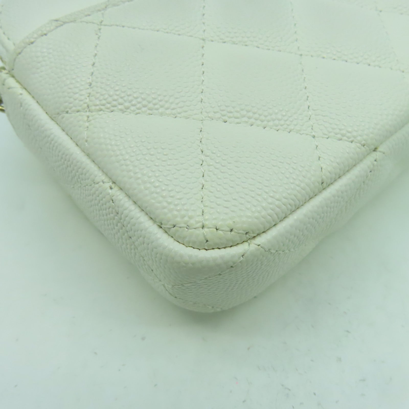 CHANEL 菱格Caviar皮革Phone Holder With Chain金扣鏈帶肩背袋白色