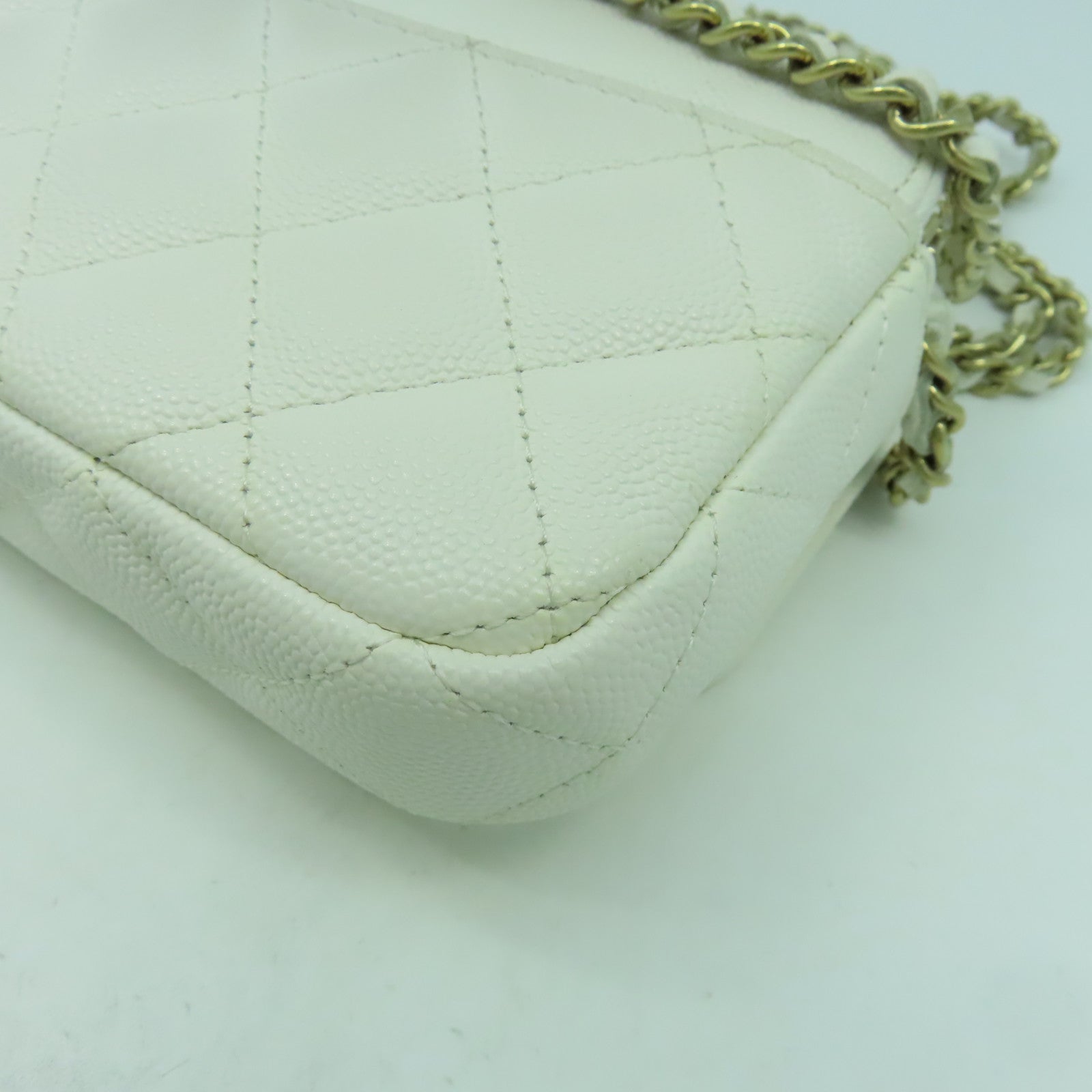 CHANEL 菱格Caviar皮革Phone Holder With Chain金扣鏈帶肩背袋白色