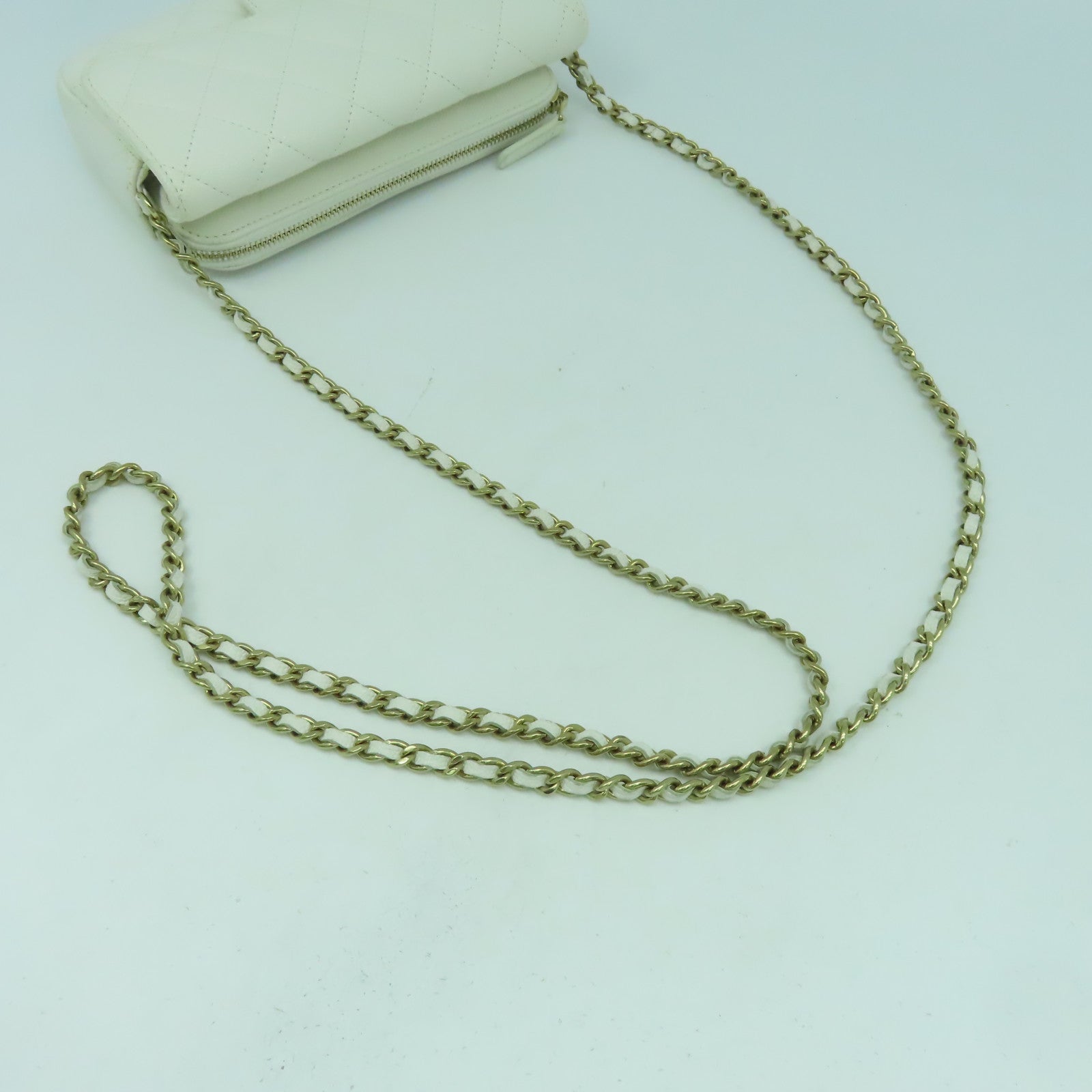 CHANEL 菱格Caviar皮革Phone Holder With Chain金扣鏈帶肩背袋白色