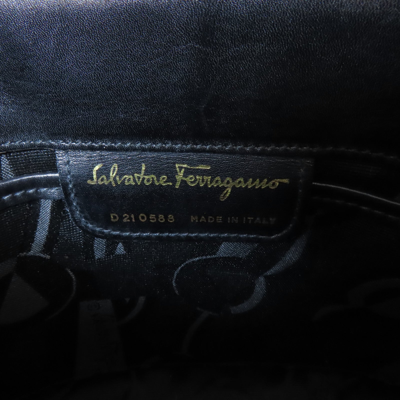 Salvatore Ferragamo 牛皮皮革Shoulder Bag金扣肩背袋黑色