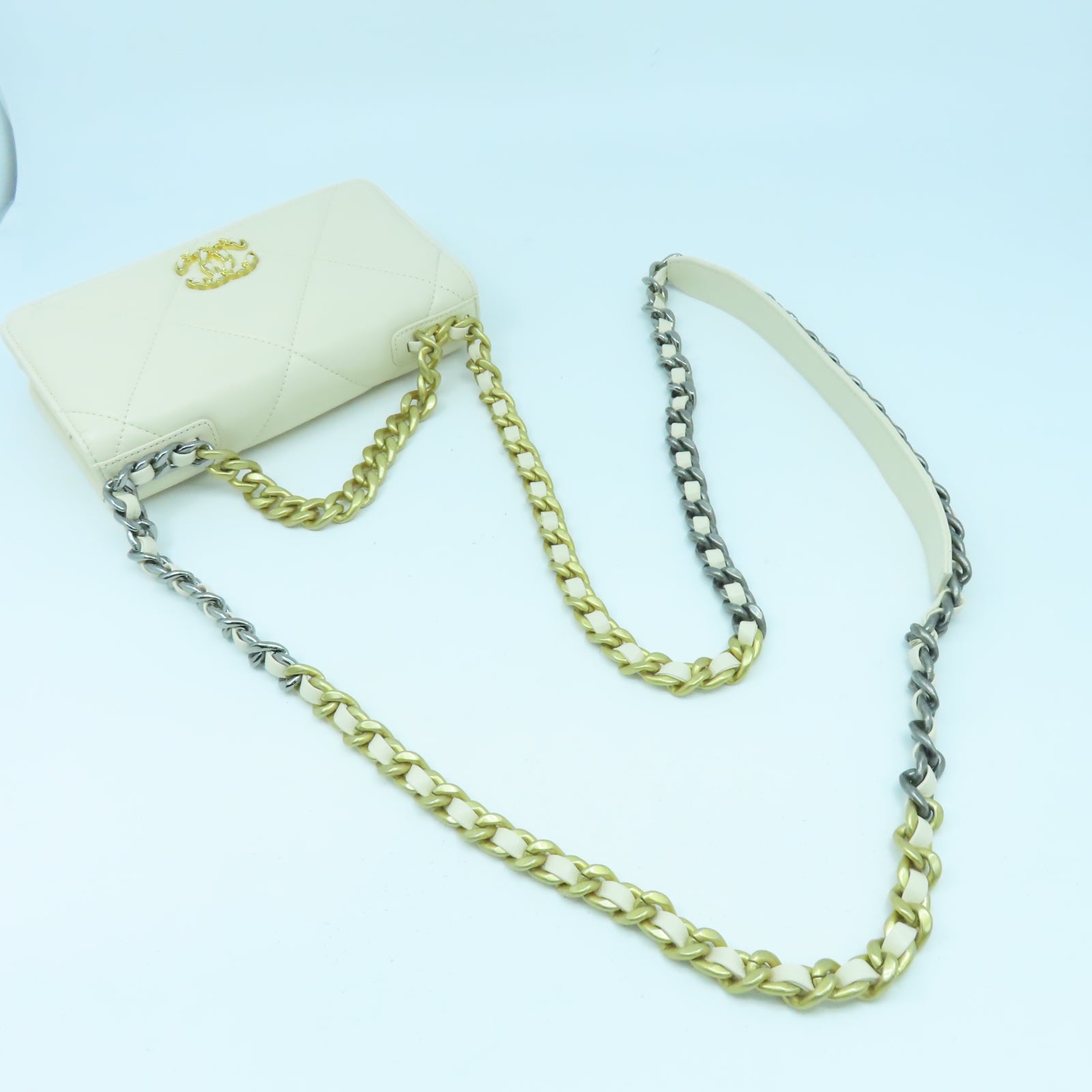 CHANEL 菱格羊皮皮革C19 Wallet On Chain金扣鏈帶肩背袋白色