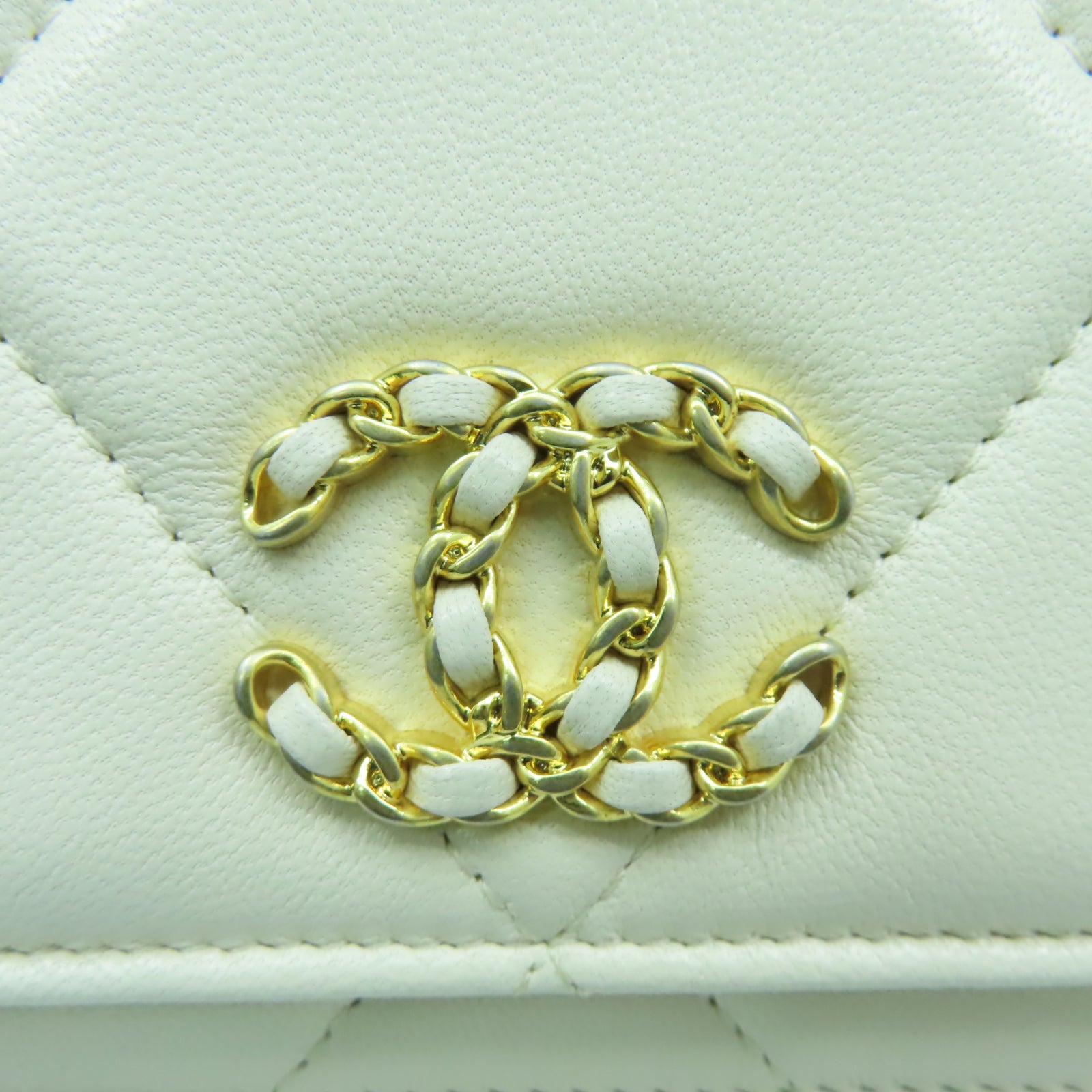 CHANEL 菱格羊皮皮革C19 Wallet On Chain金扣鏈帶肩背袋白色